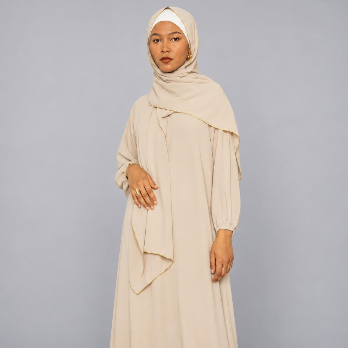 Abaya grandes tailles beige avec châle Modèle Camila