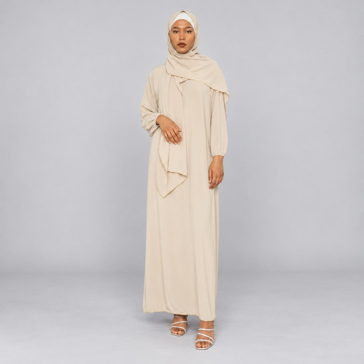Abaya grandes tailles beige avec châle Modèle Camila - vue 2