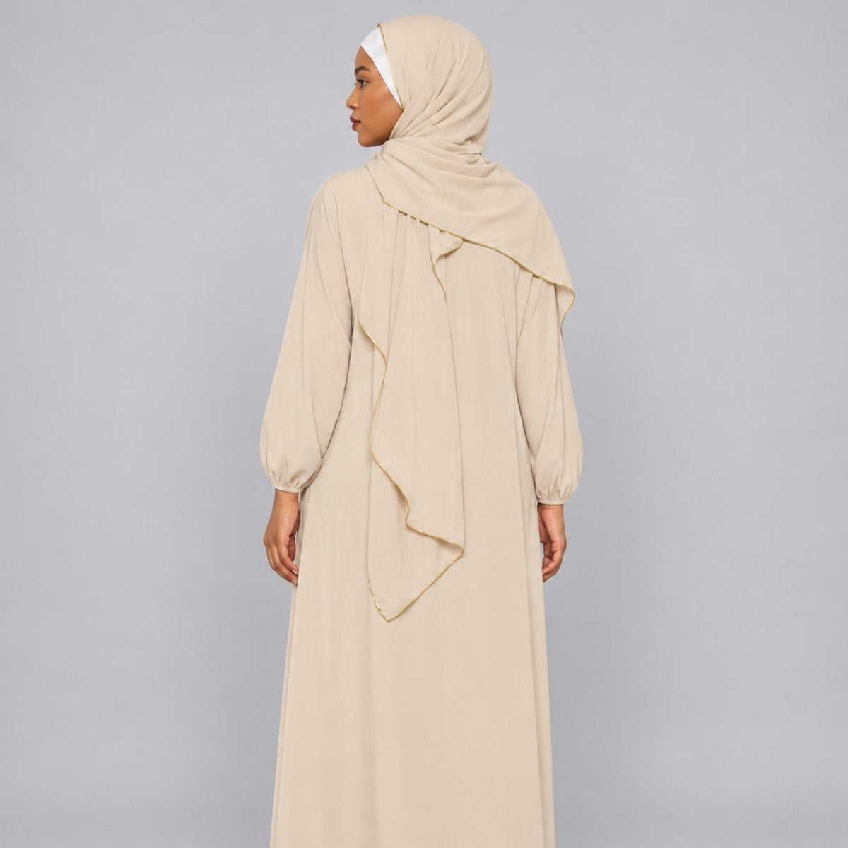 Abaya grandes tailles beige avec châle Modèle Camila - vue 3