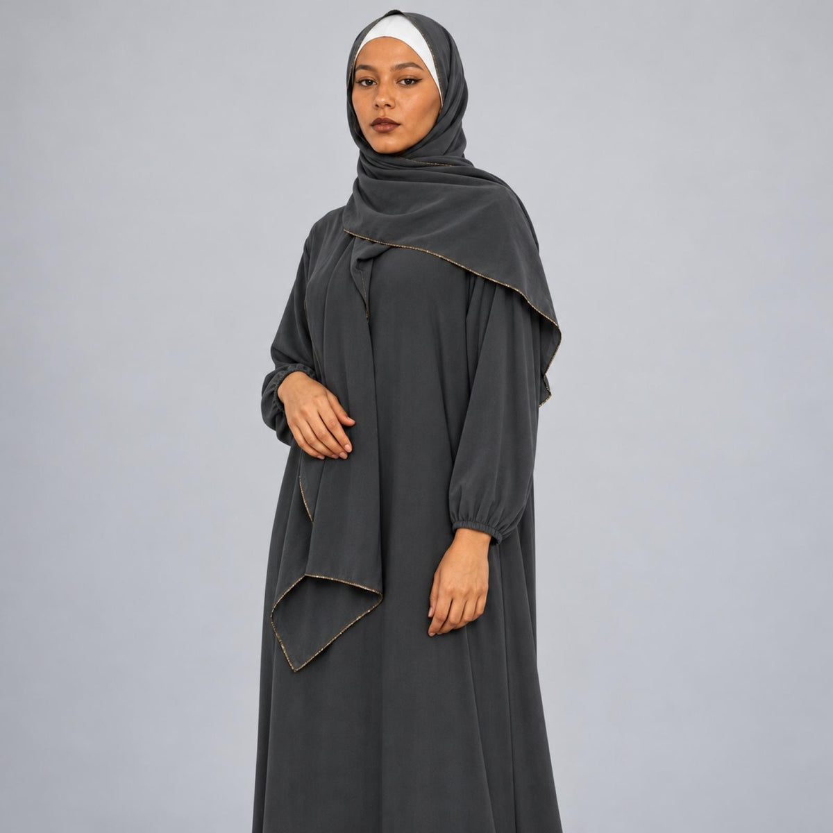 Abaya grandes tailles gris foncé avec châle Modèle Camila