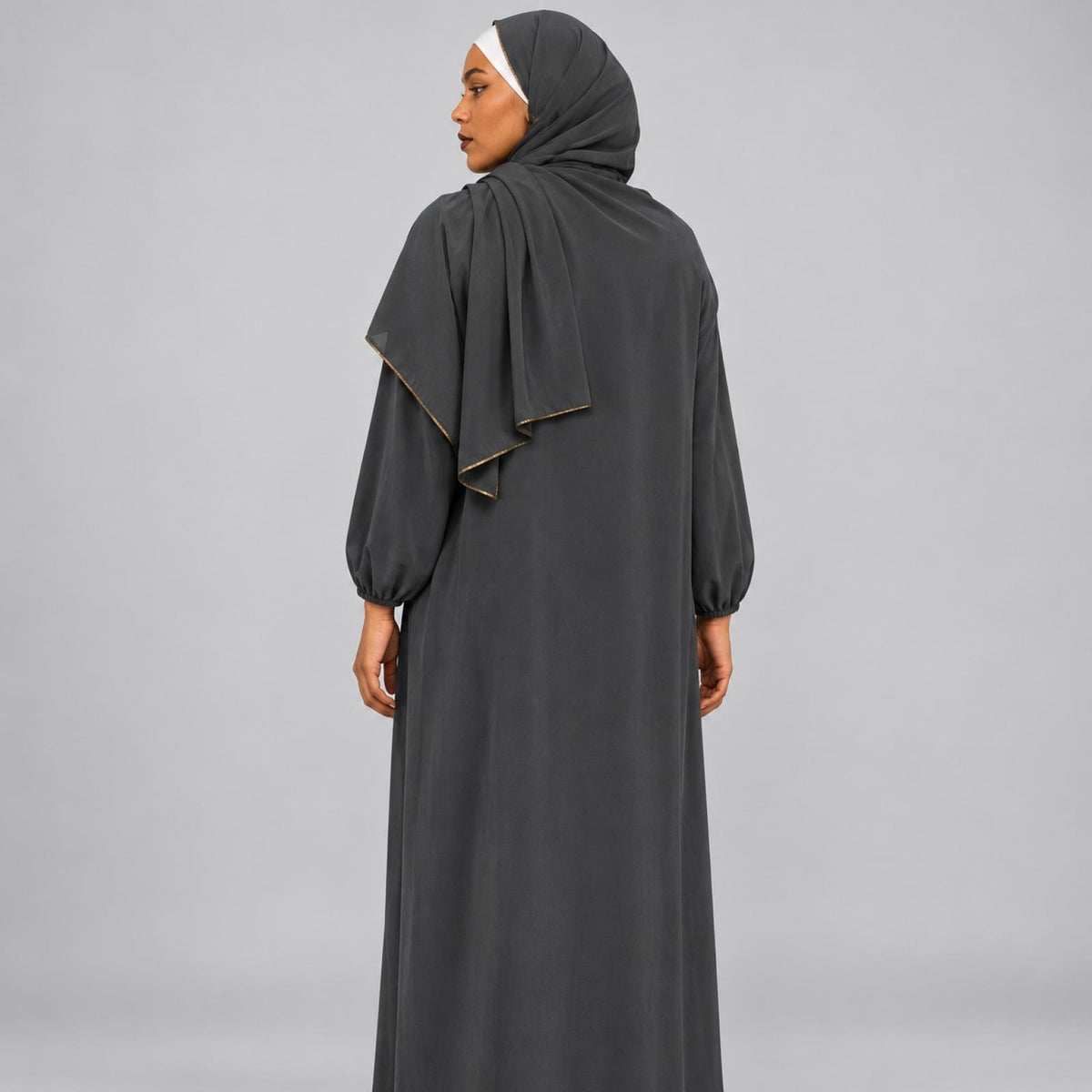 Abaya grandes tailles gris foncé avec châle Modèle Camila - vue 2