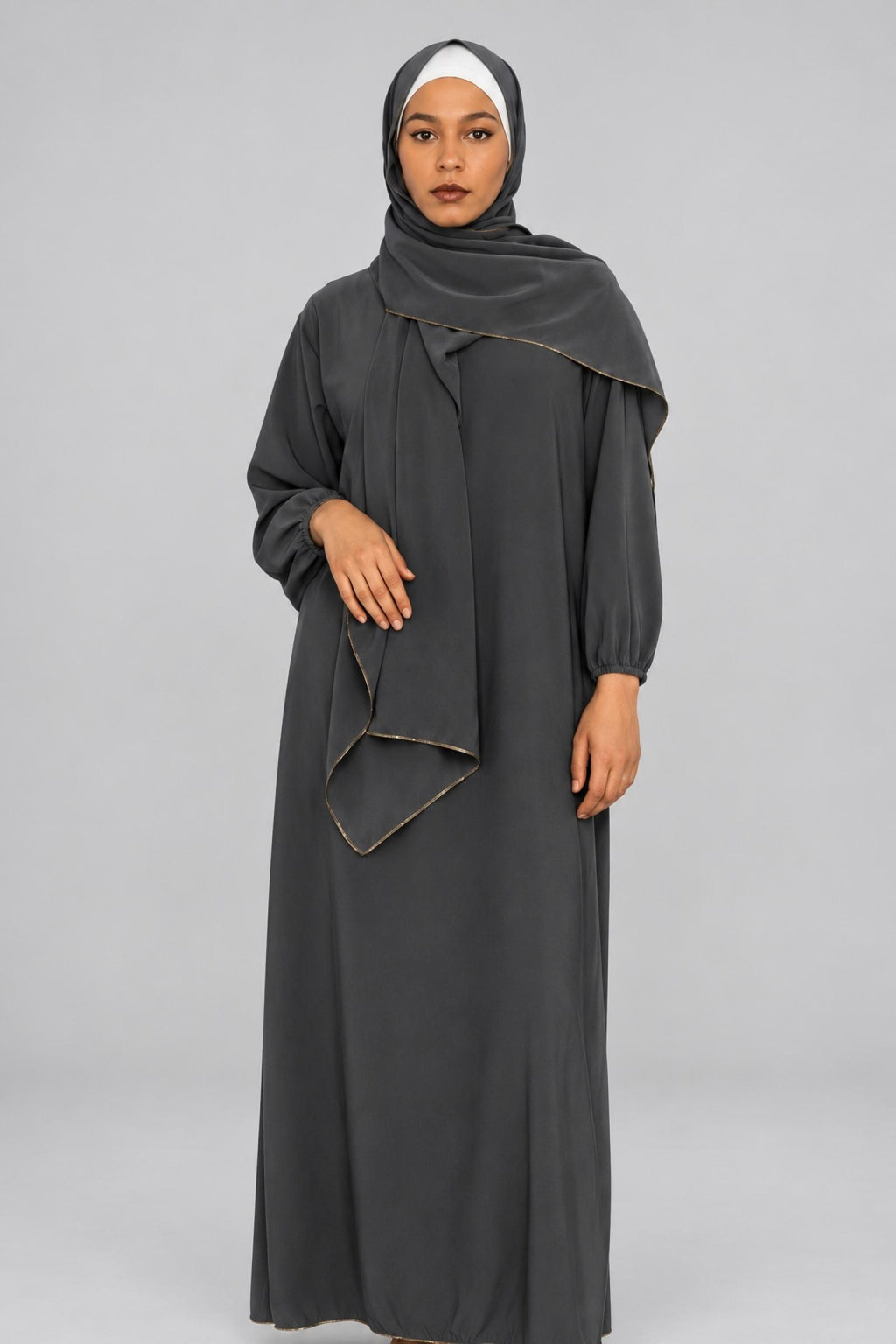 Abaya grandes tailles gris foncé avec châle Modèle Camila - vue 3