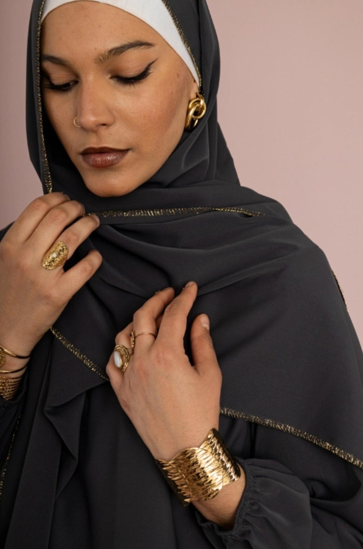 Abaya grandes tailles noire avec châle Modèle Camila - Santa Mode - vue 3