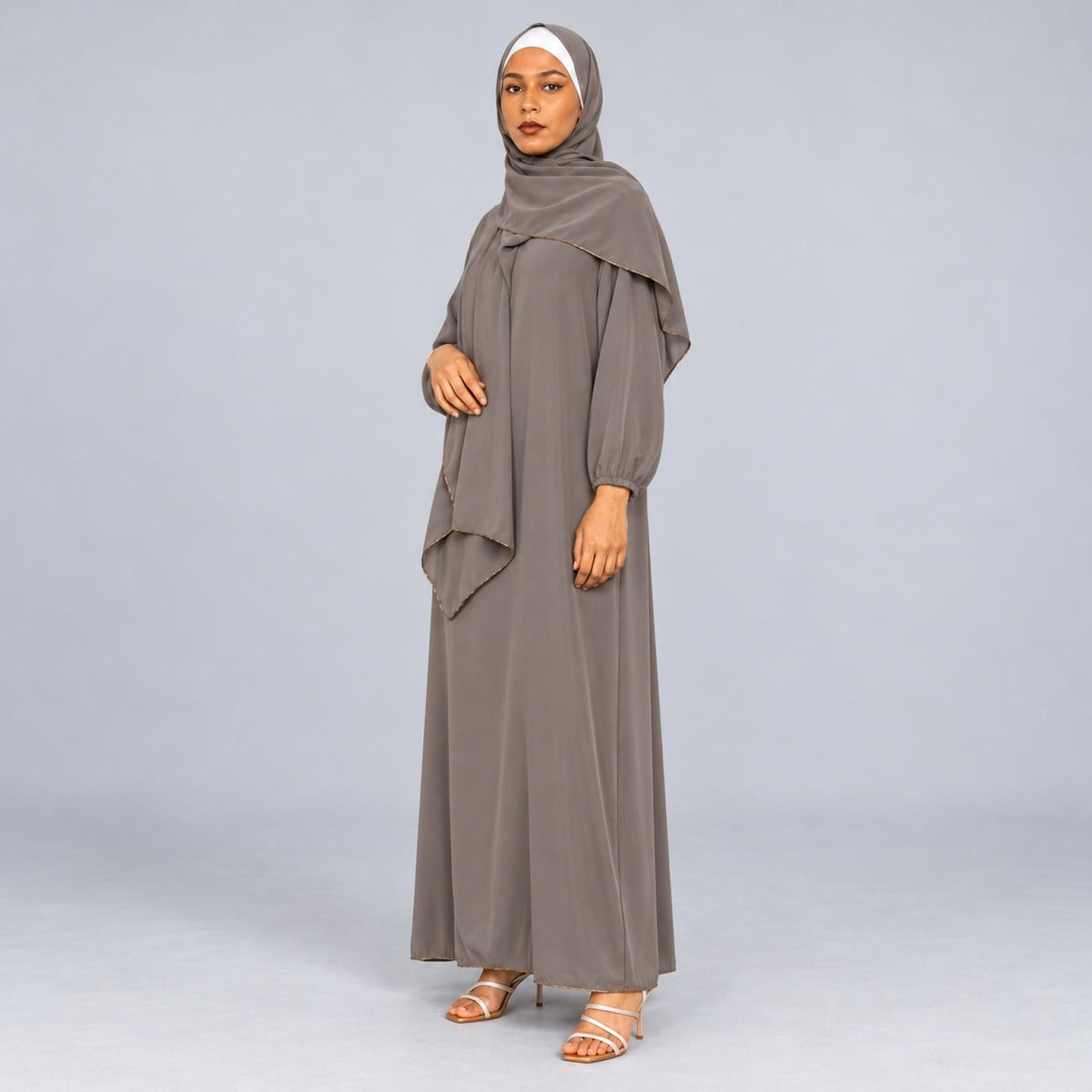 Abaya grandes tailles taupe avec châle Modèle Camila