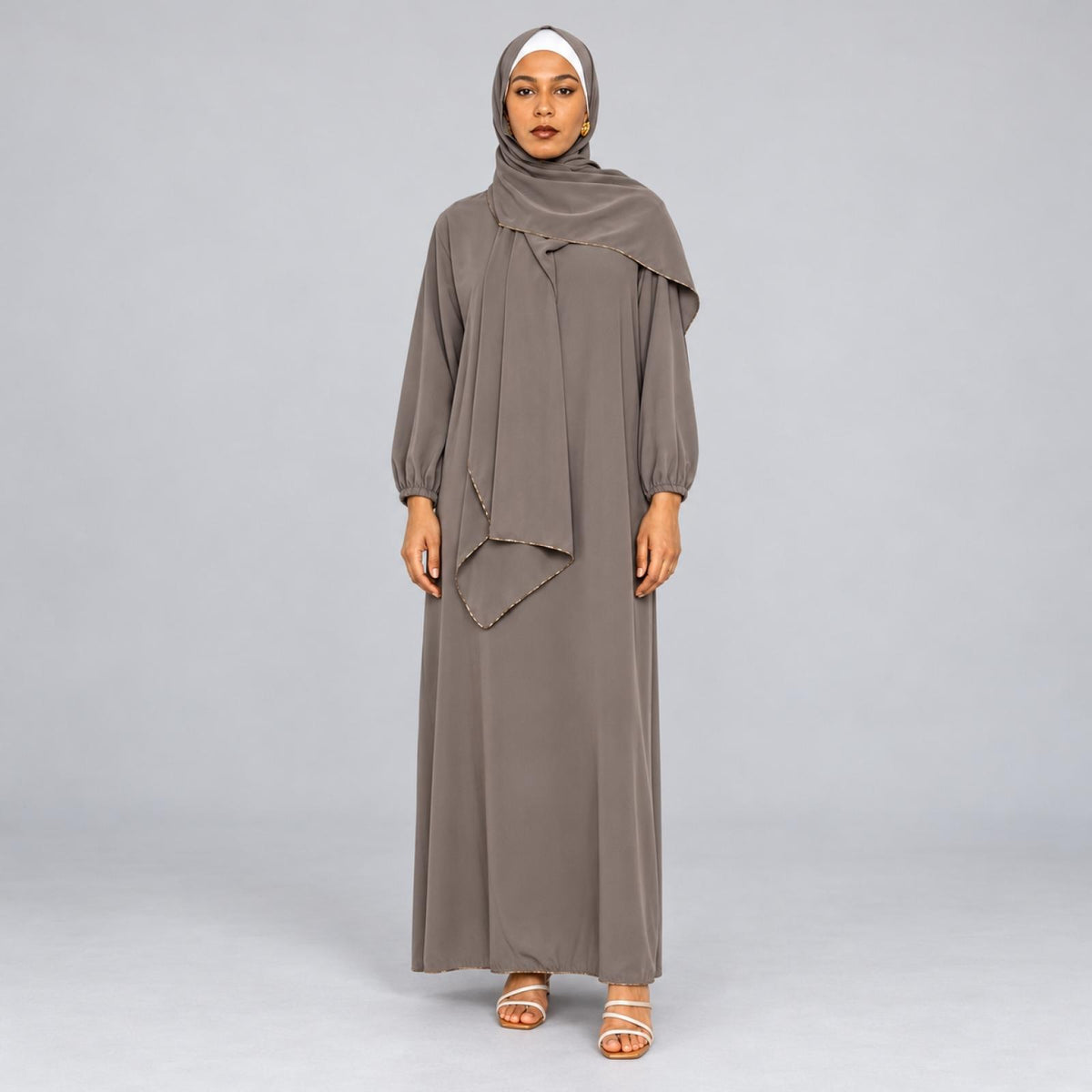 Abaya grandes tailles taupe avec châle Modèle Camila - vue 2