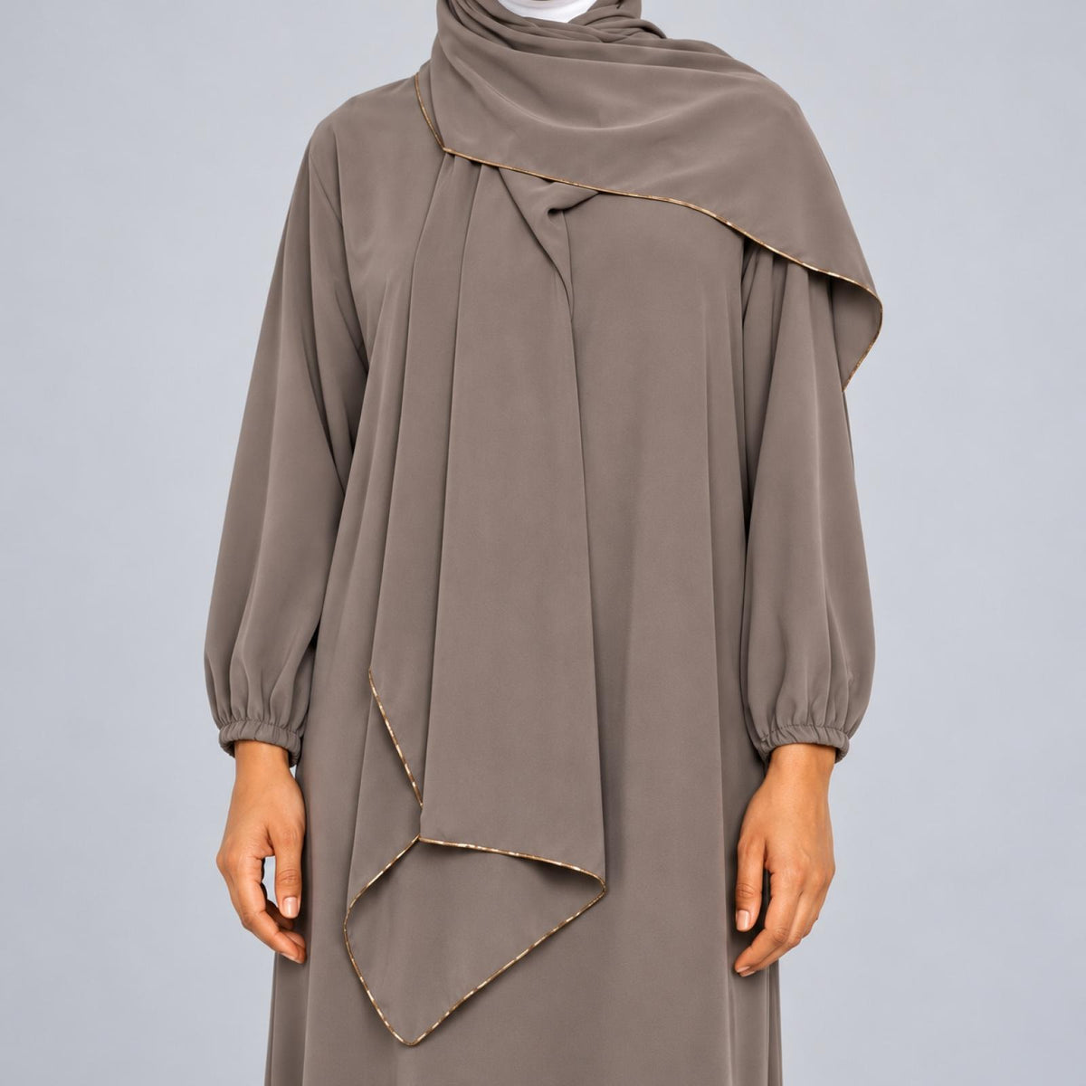 Abaya grandes tailles taupe avec châle Modèle Camila - vue 4