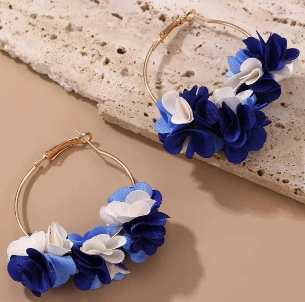 Boucles d'oreilles Créoles Fleurs en Tissu Bleues