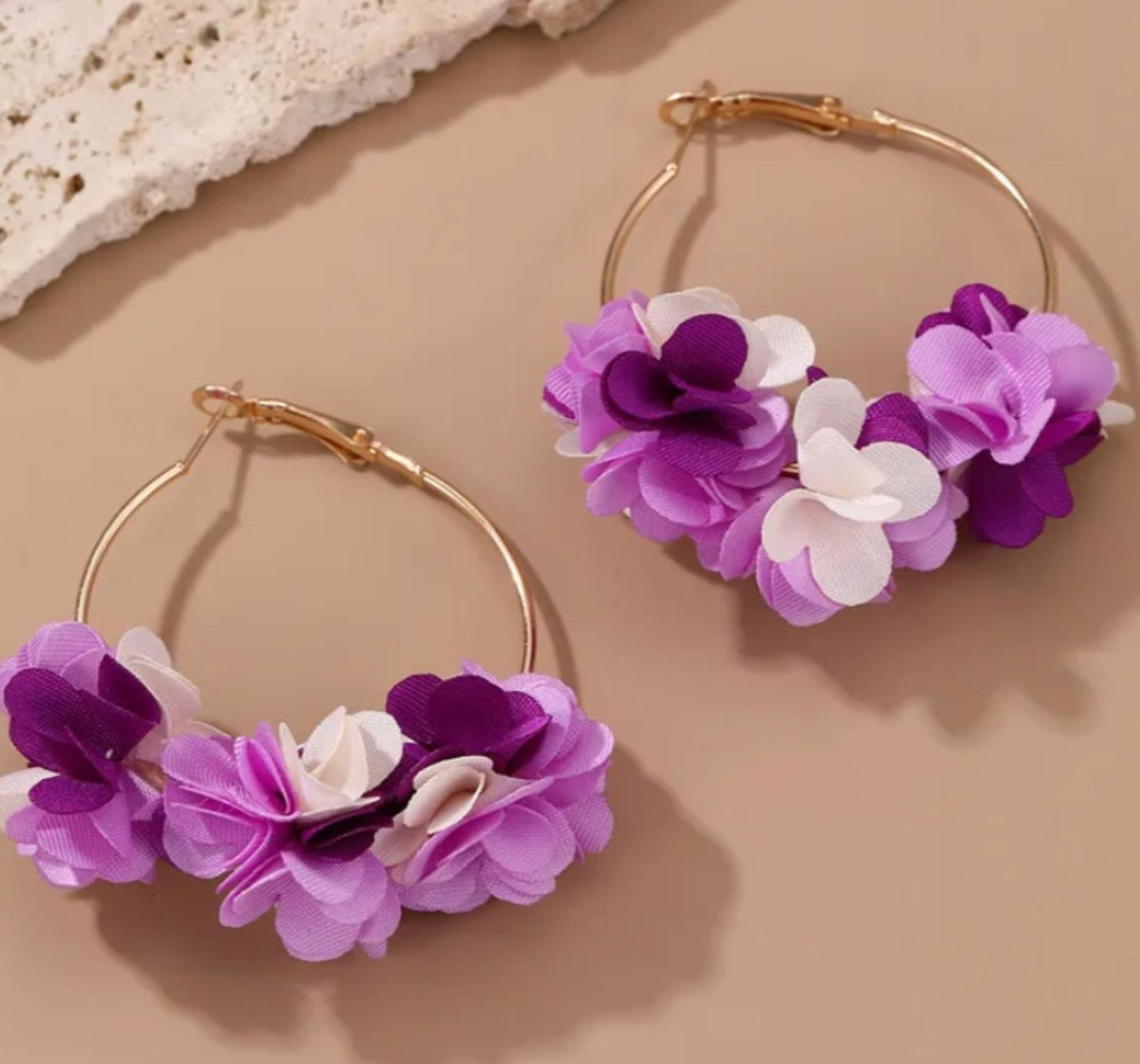 Boucles d'oreilles Créoles Fleurs en Tissu Bleues - vue 3