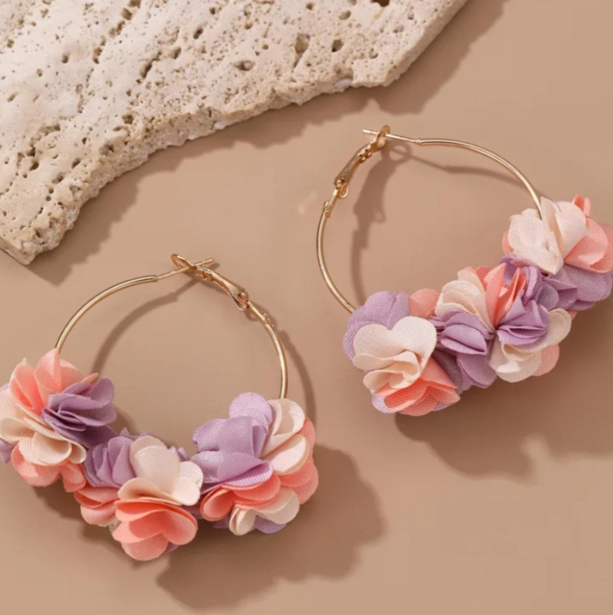 Boucles d'oreilles Créoles Fleurs en Tissu Bleues - vue 5