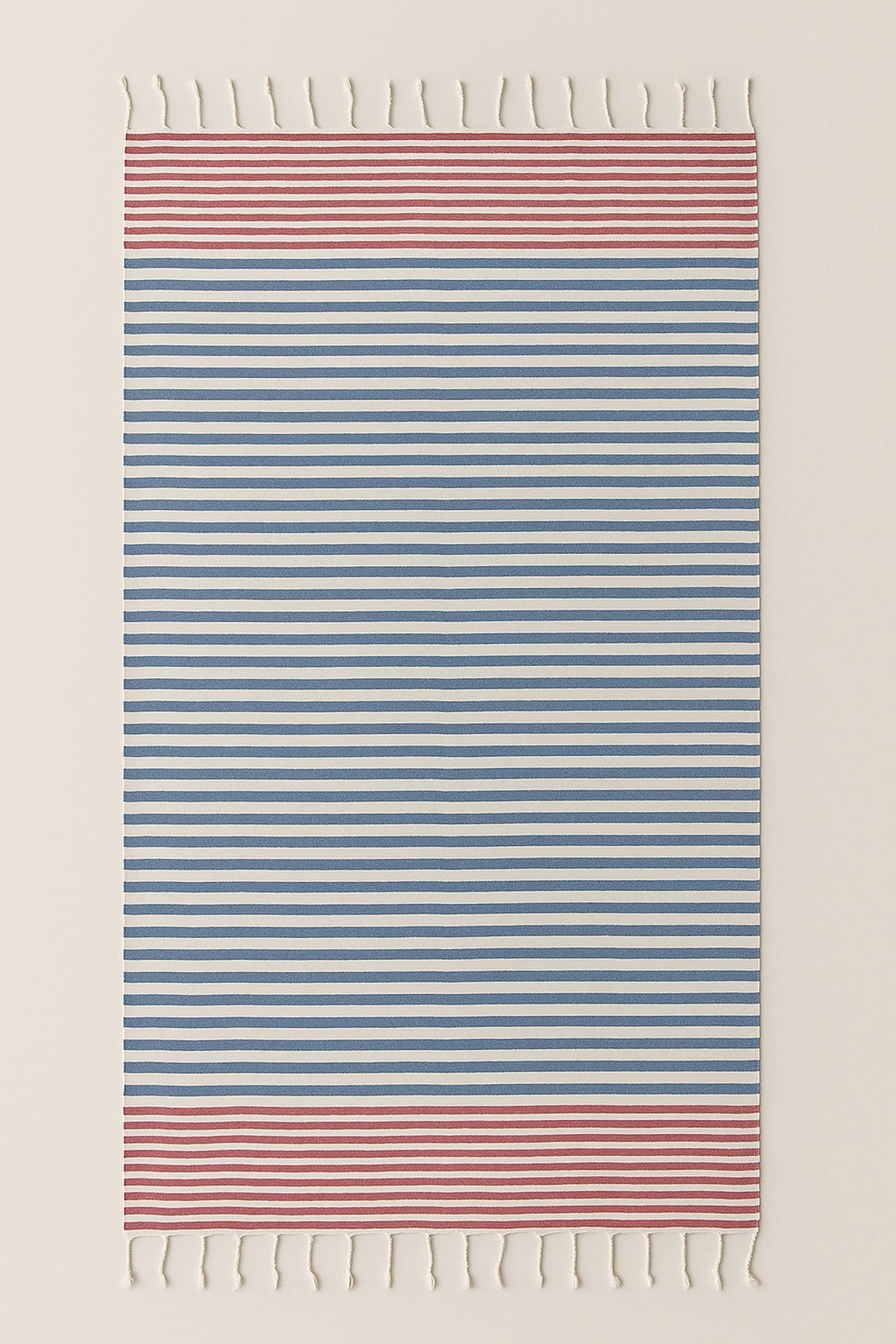 Drap de plage rayé bleu et rouge