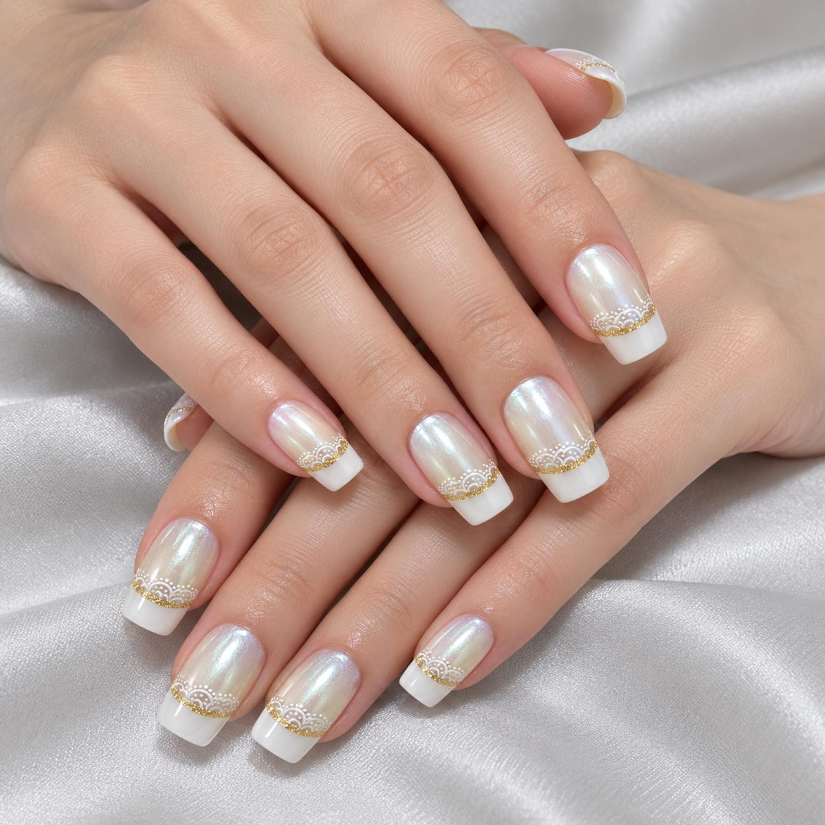 Faux ongles beige nacré french blanche à dentelle dorée - vue 2