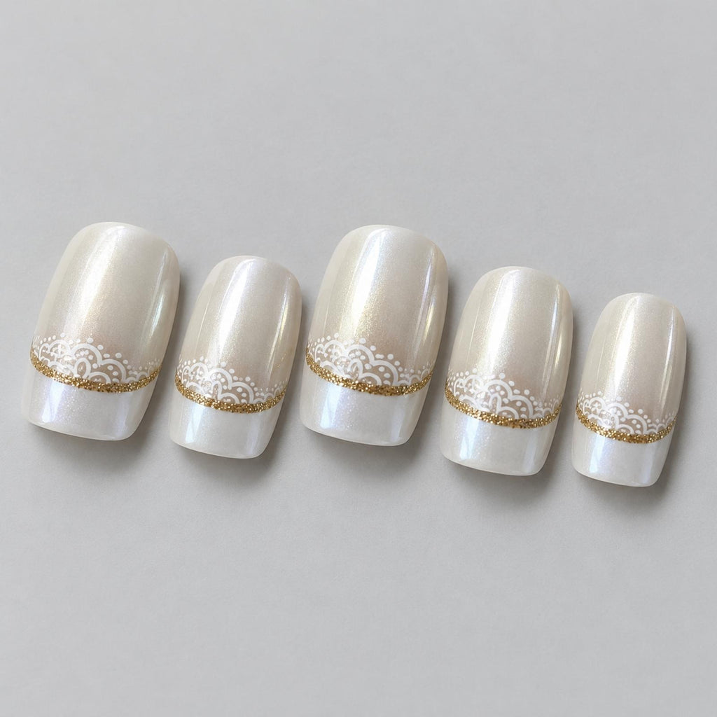 Faux ongles beige nacré french blanche à dentelle dorée - vue 3