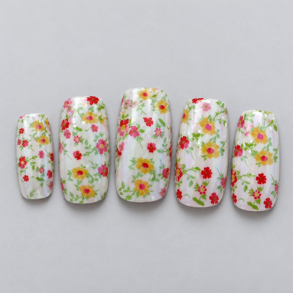 Faux ongles blancs à petites fleurs multicolores - vue 4