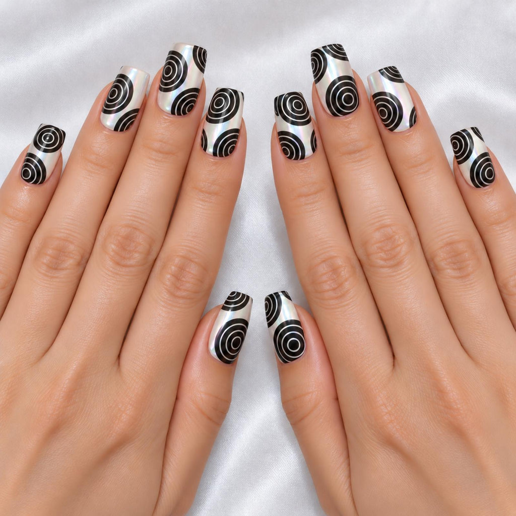 Faux ongles blancs nacrés à cercles concentriques