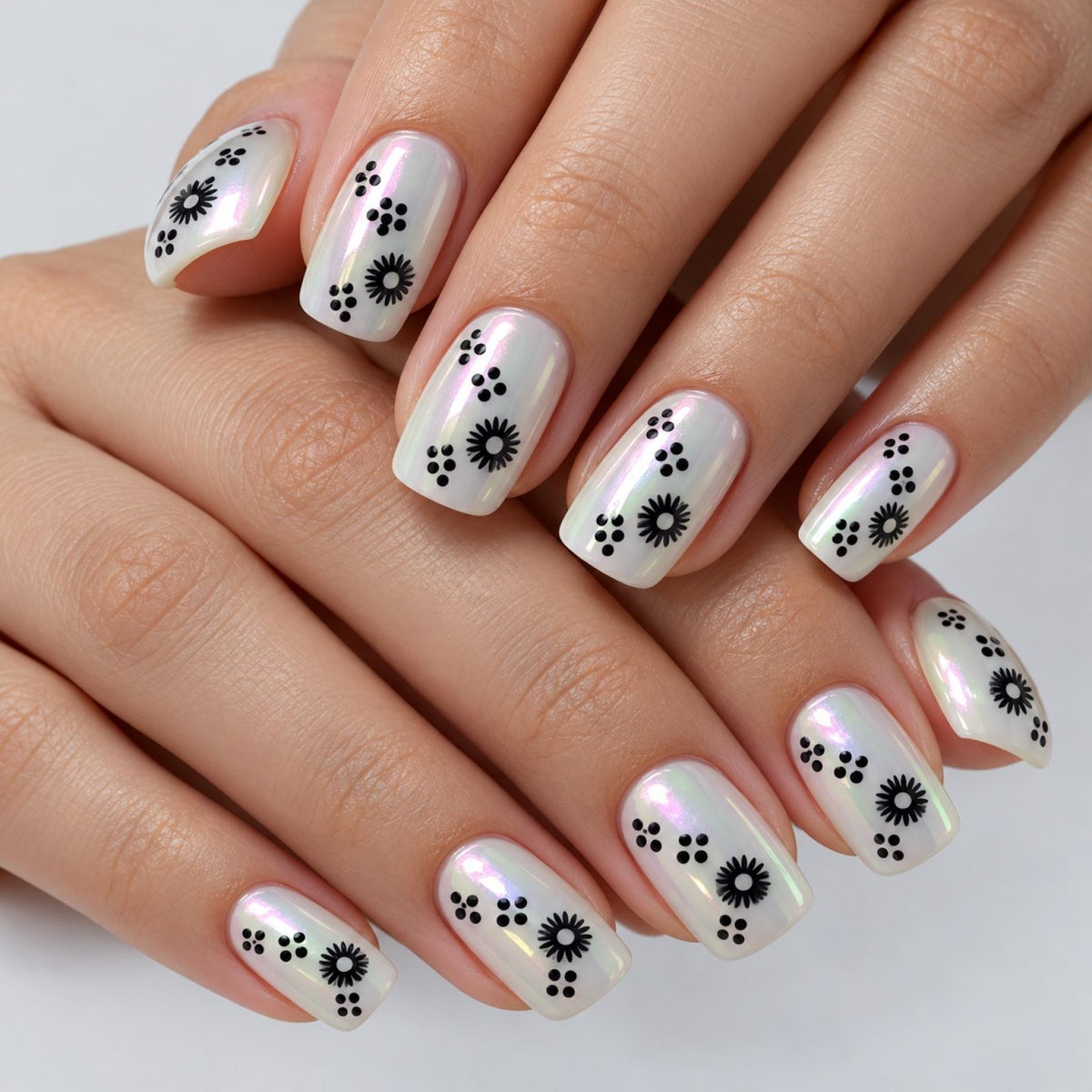 Faux ongles blancs nacrés à fleurs noires et points