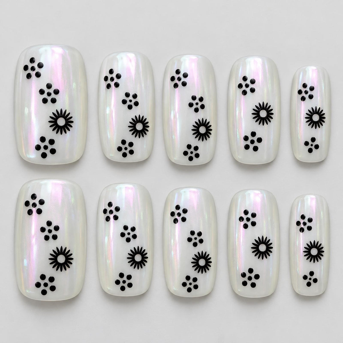 Faux ongles blancs nacrés à fleurs noires et points - vue 2