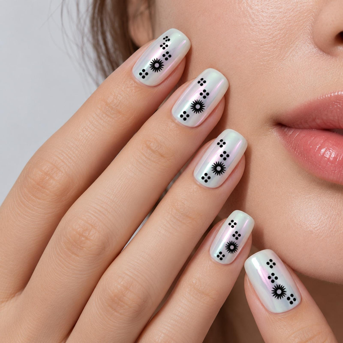 Faux ongles blancs nacrés à fleurs noires et points - vue 3