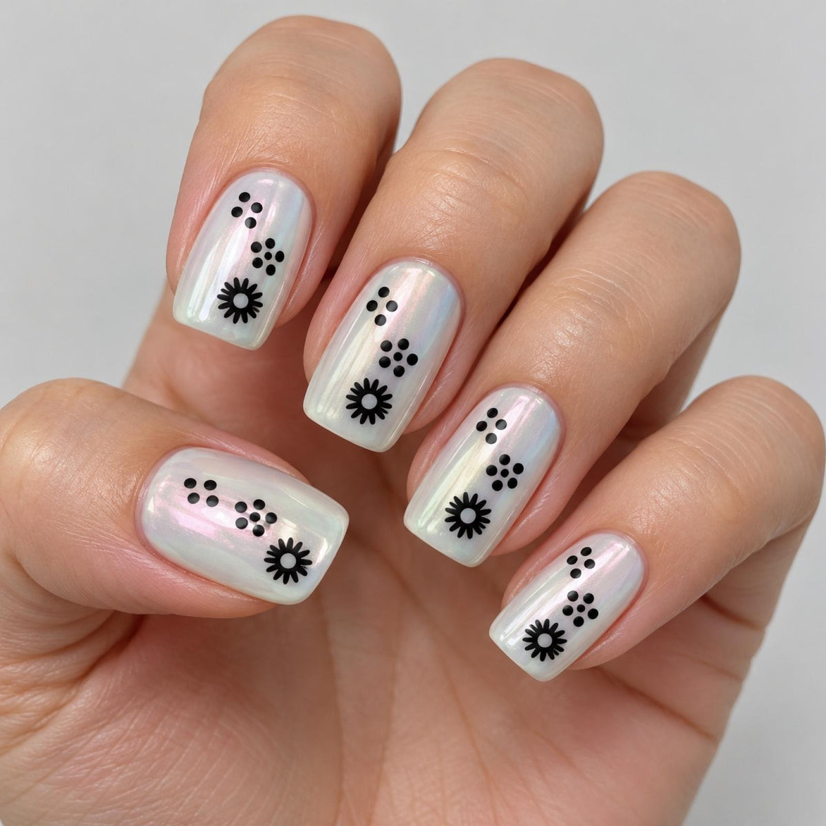 Faux ongles blancs nacrés à fleurs noires et points - vue 4