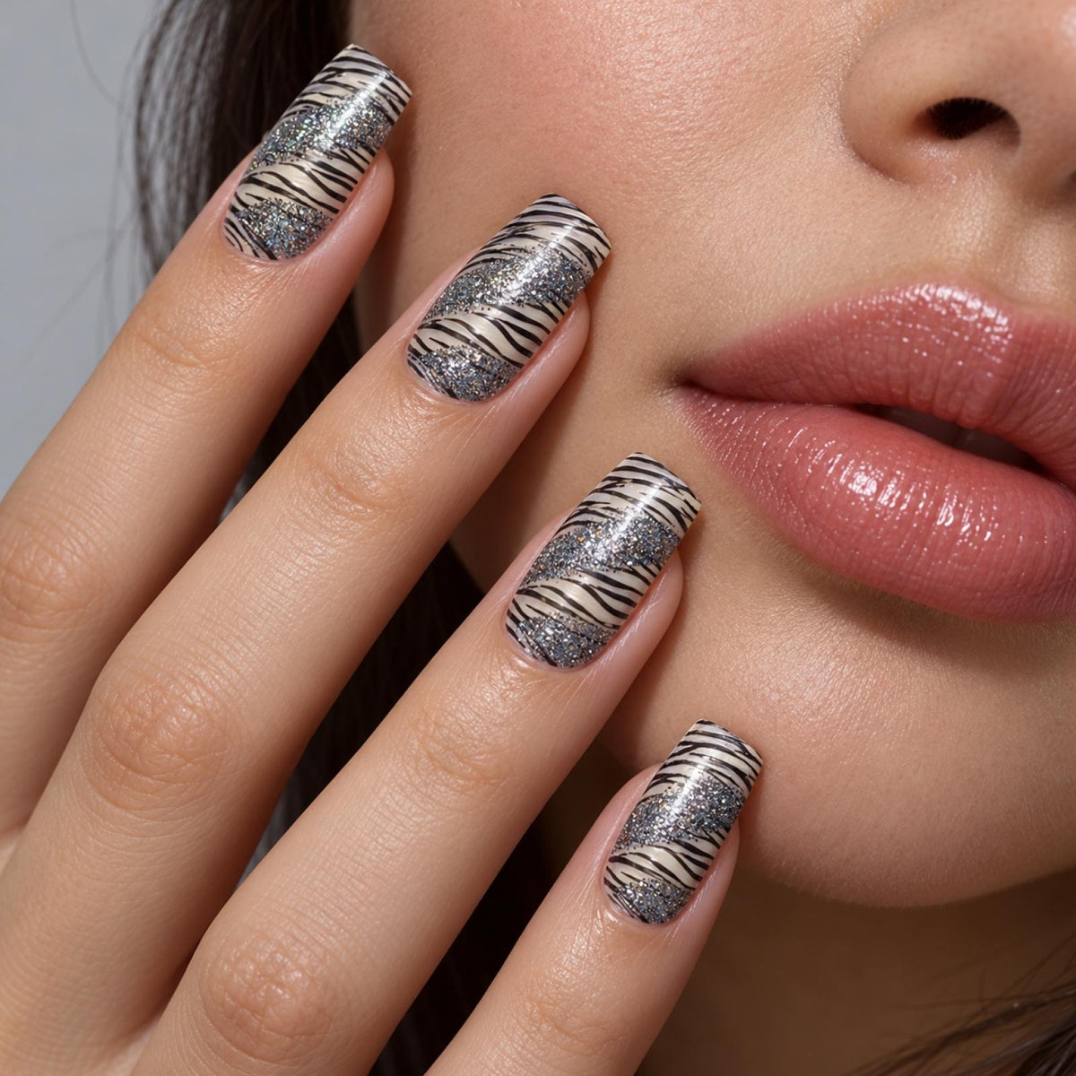 Faux ongles blancs nacrés à rayures noires scintillantes