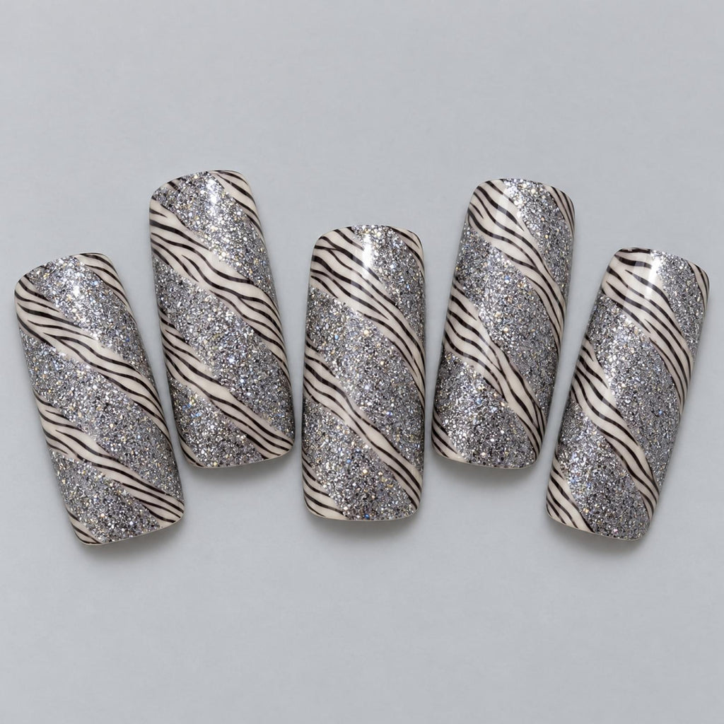 Faux ongles blancs nacrés à rayures noires scintillantes - vue 4