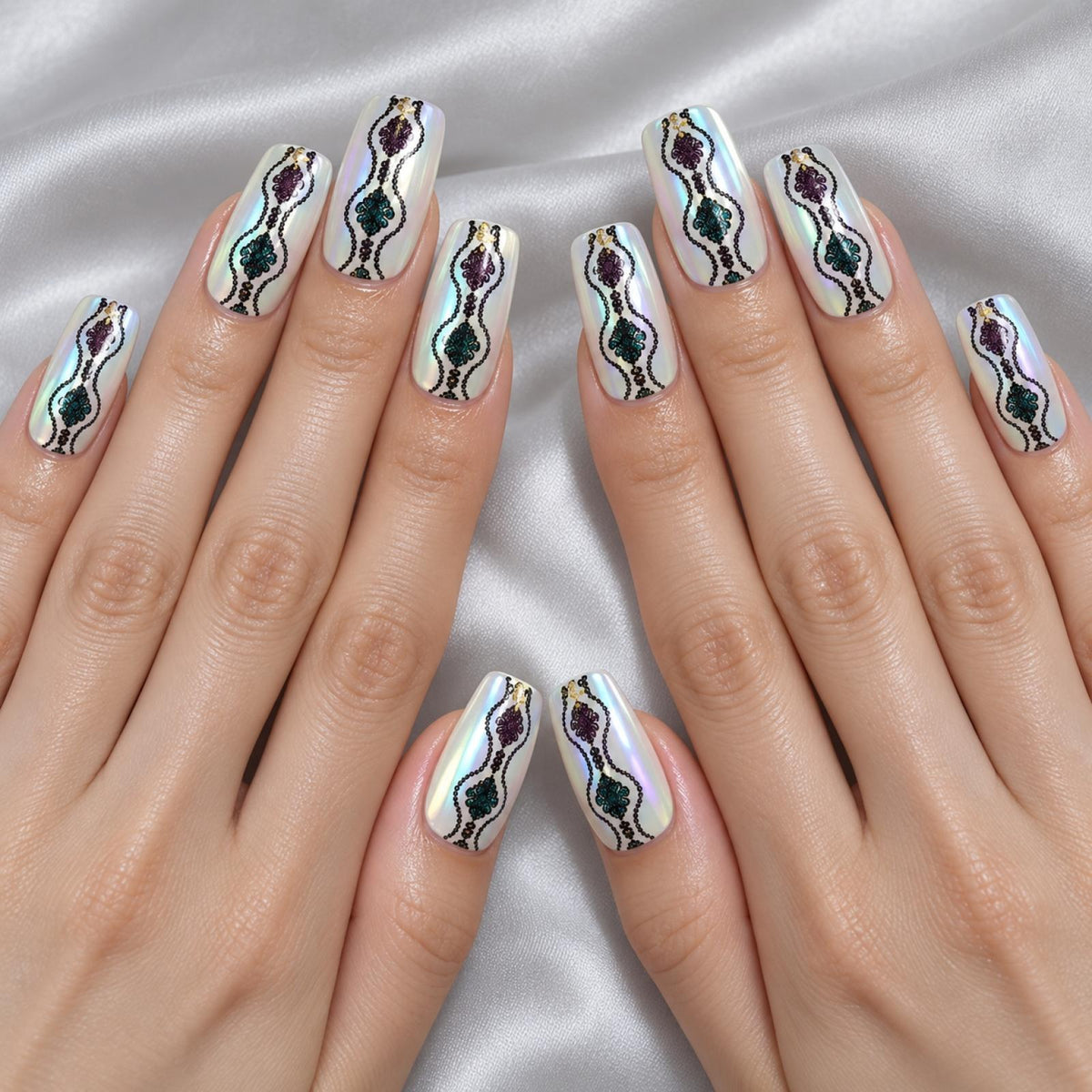 Faux ongles blancs nacrés à volutes sombres - vue 3