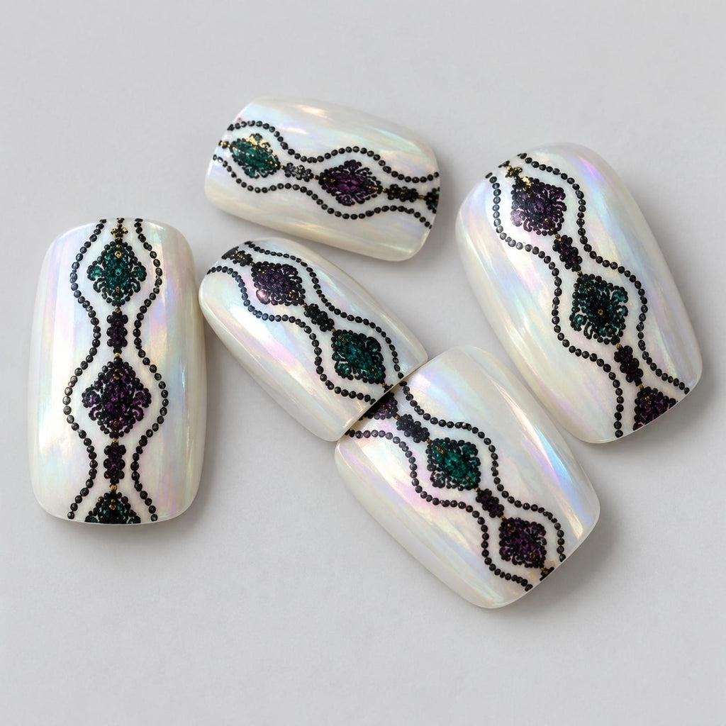 Faux ongles blancs nacrés à volutes sombres - vue 4