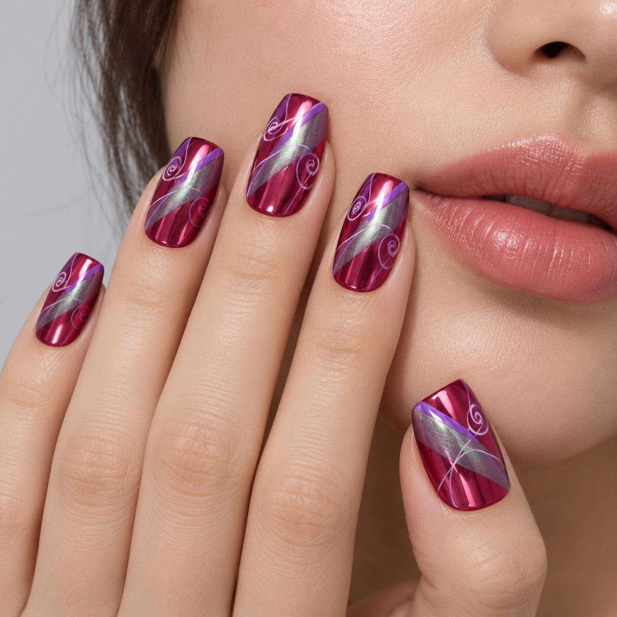 Faux ongles bordeaux à arabesques contrastantes