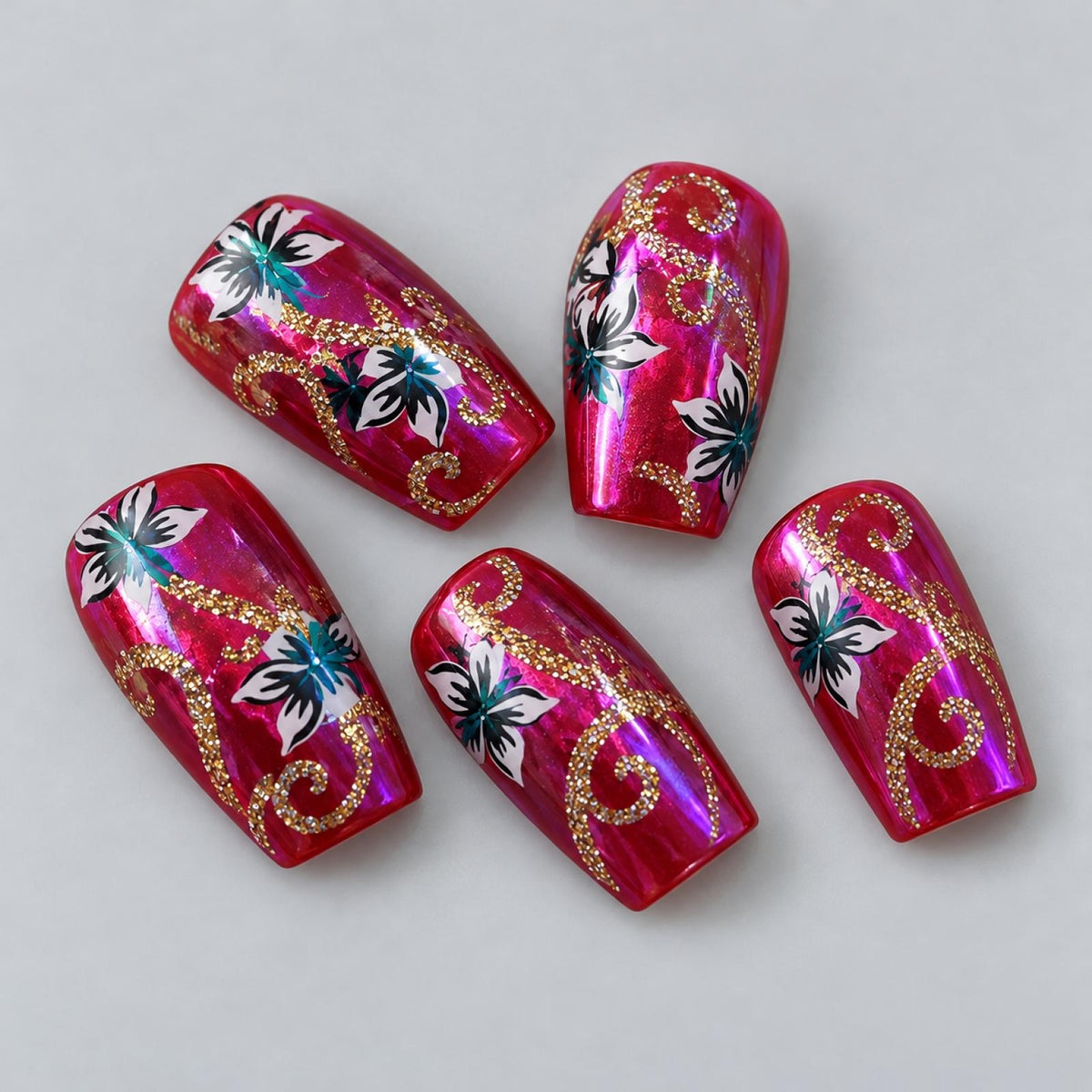 Faux ongles bordeaux à fleurs et arabesques dorées - vue 2
