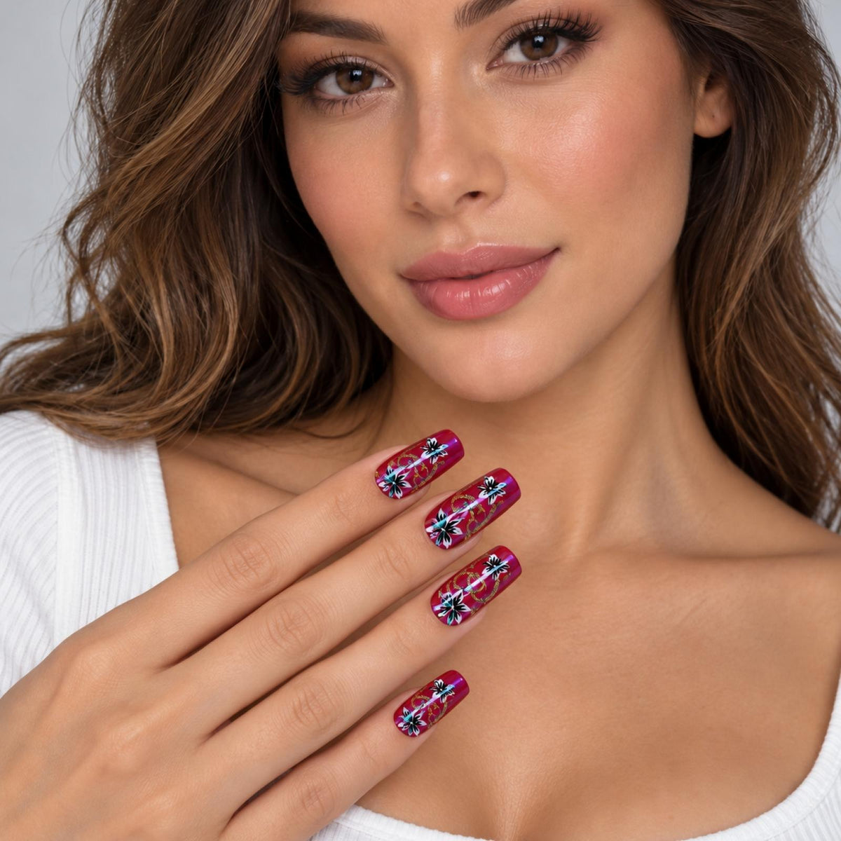 Faux ongles bordeaux à fleurs et arabesques dorées - vue 3
