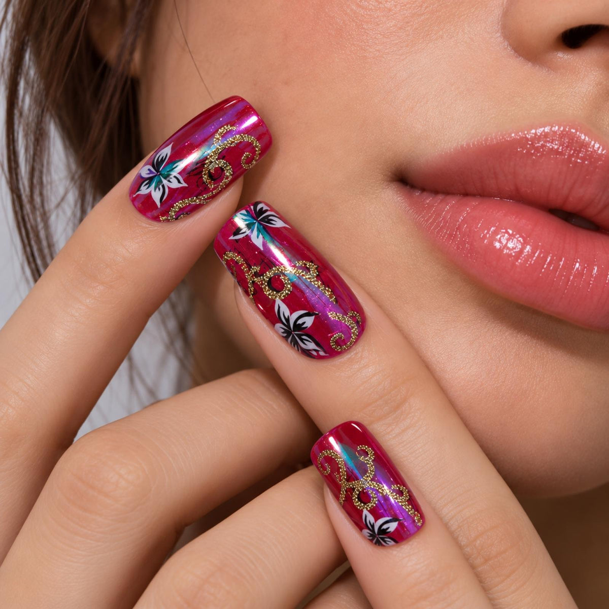 Faux ongles bordeaux à fleurs et arabesques dorées - vue 4