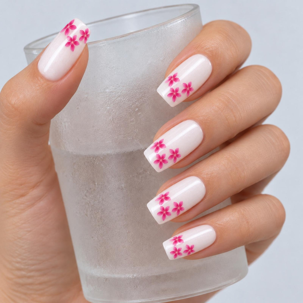 Faux ongles crème nacrés à fleurs roses