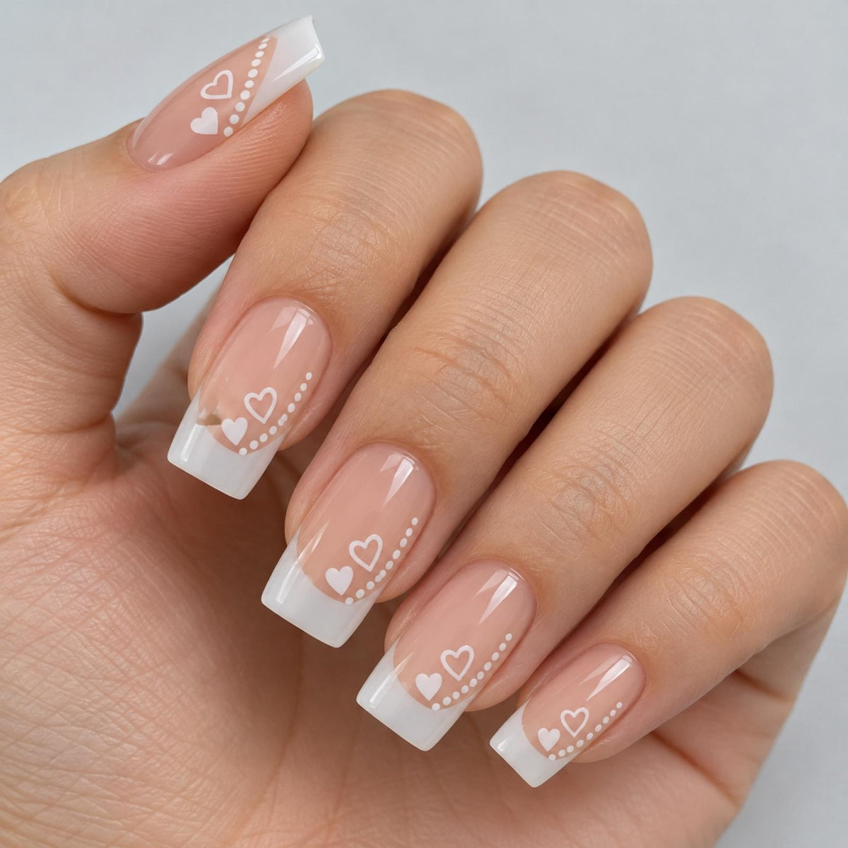 Faux ongles nacrés à cœurs et points blancs - vue 3