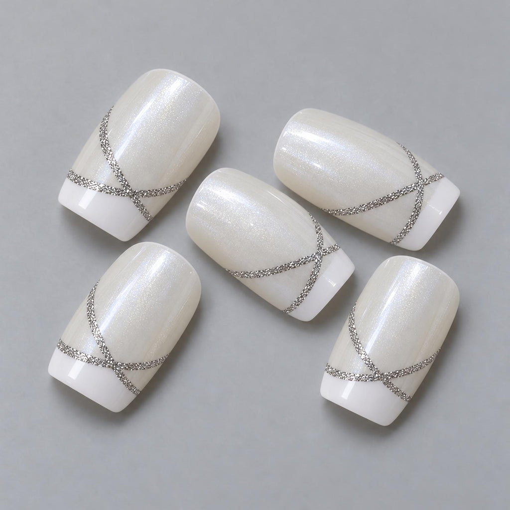 Faux ongles nacrés à courbes argentées - vue 2