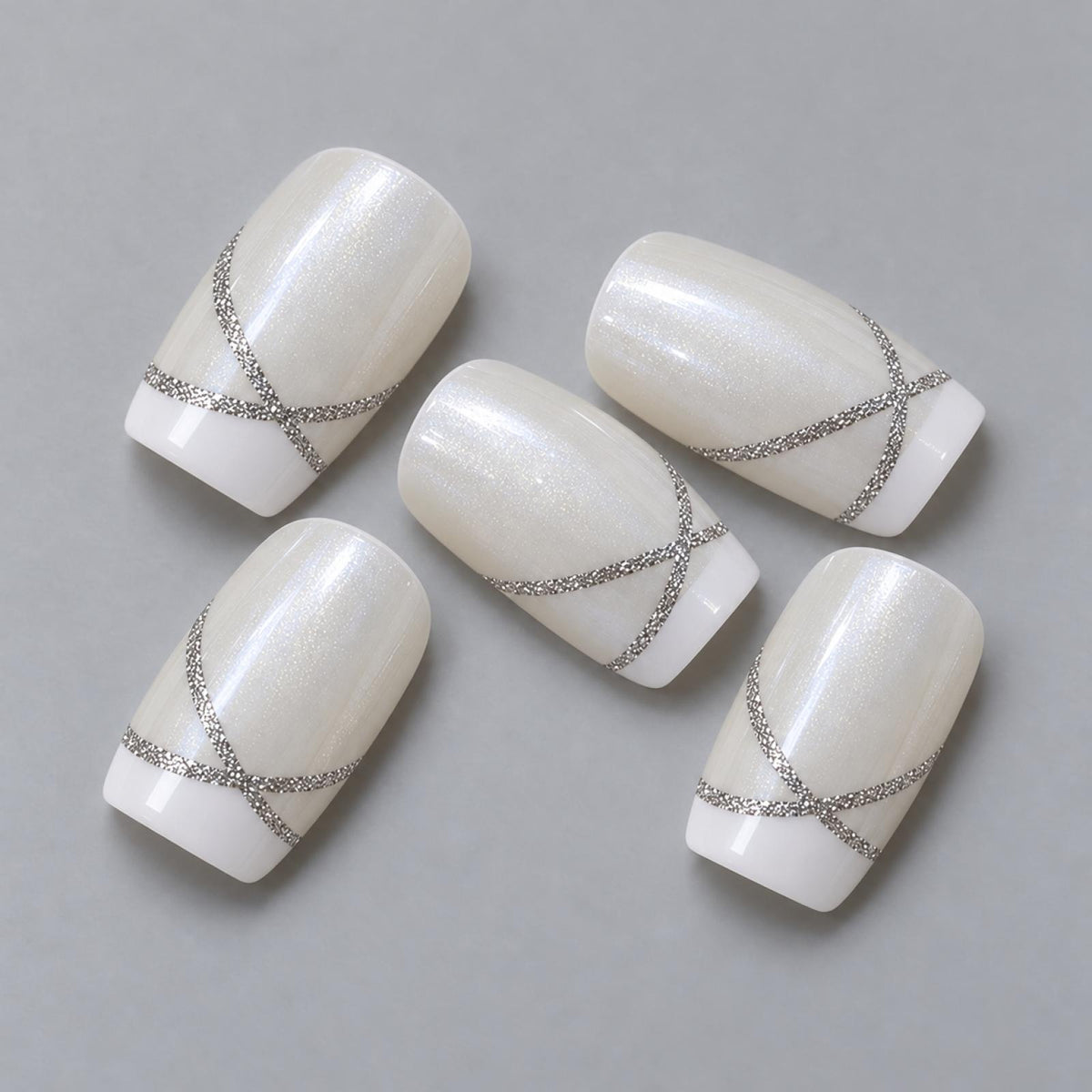 Faux ongles nacrés à courbes argentées - vue 2