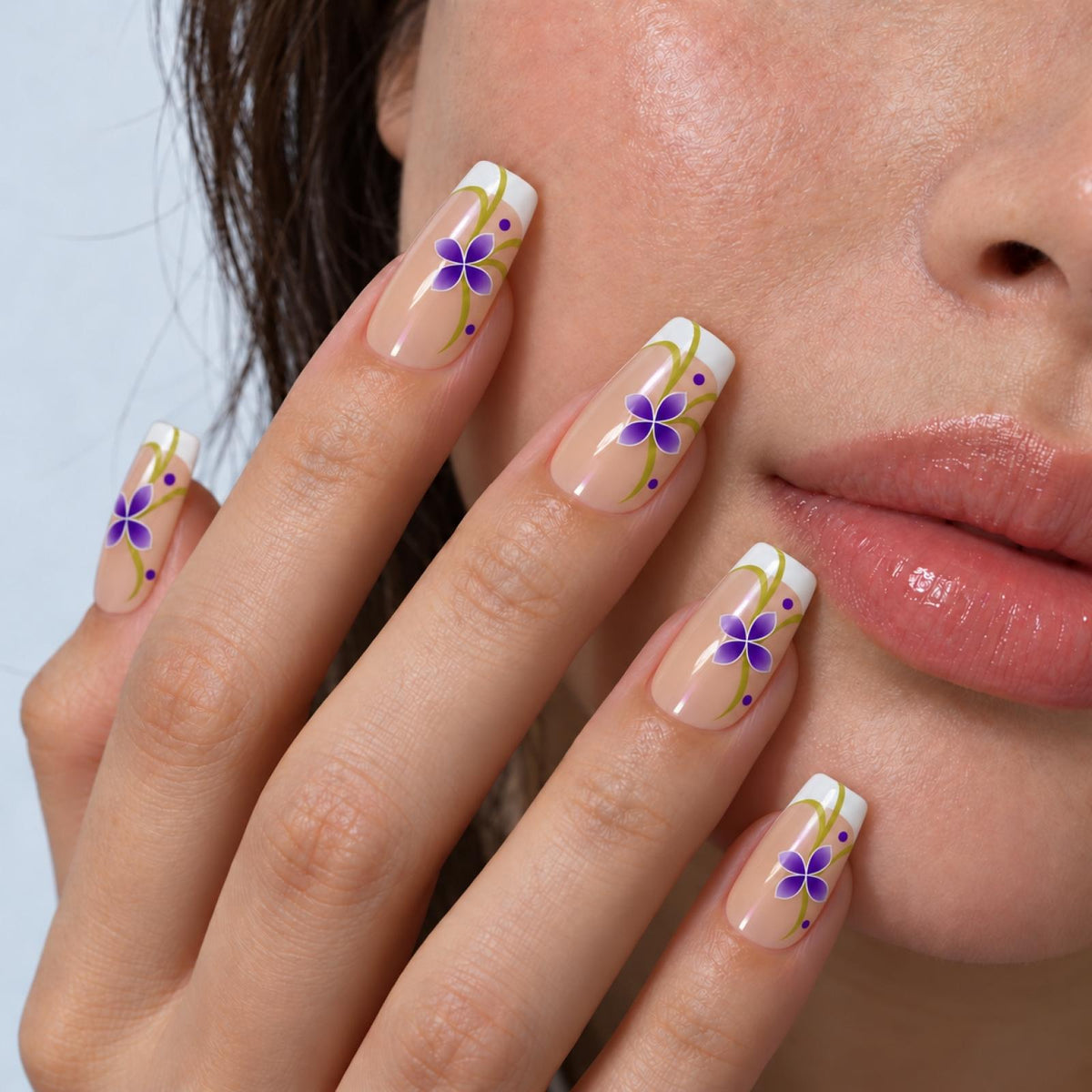Faux ongles nacrés à fleurs violettes et courbes dorées