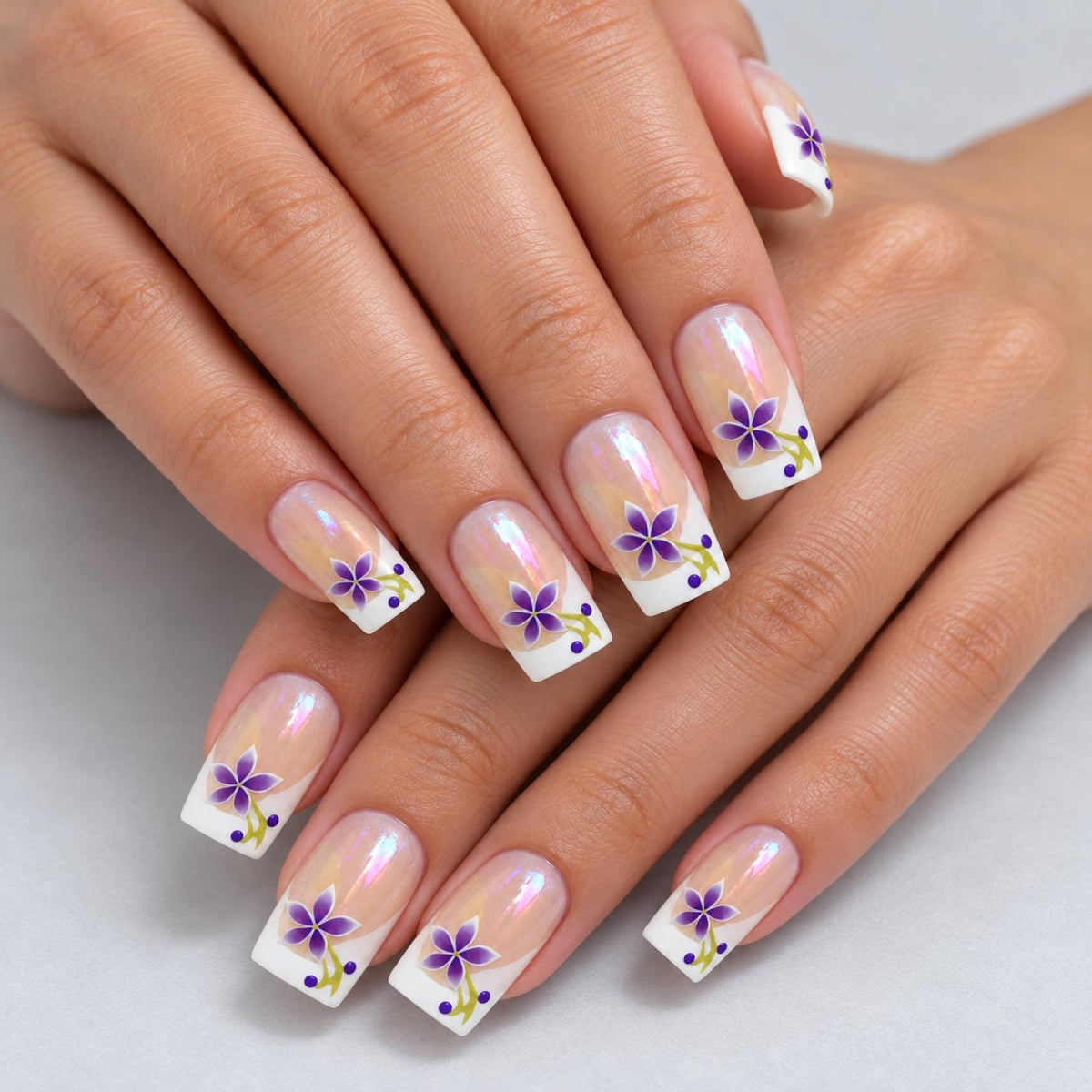 Faux ongles nacrés à fleurs violettes et courbes dorées - vue 2