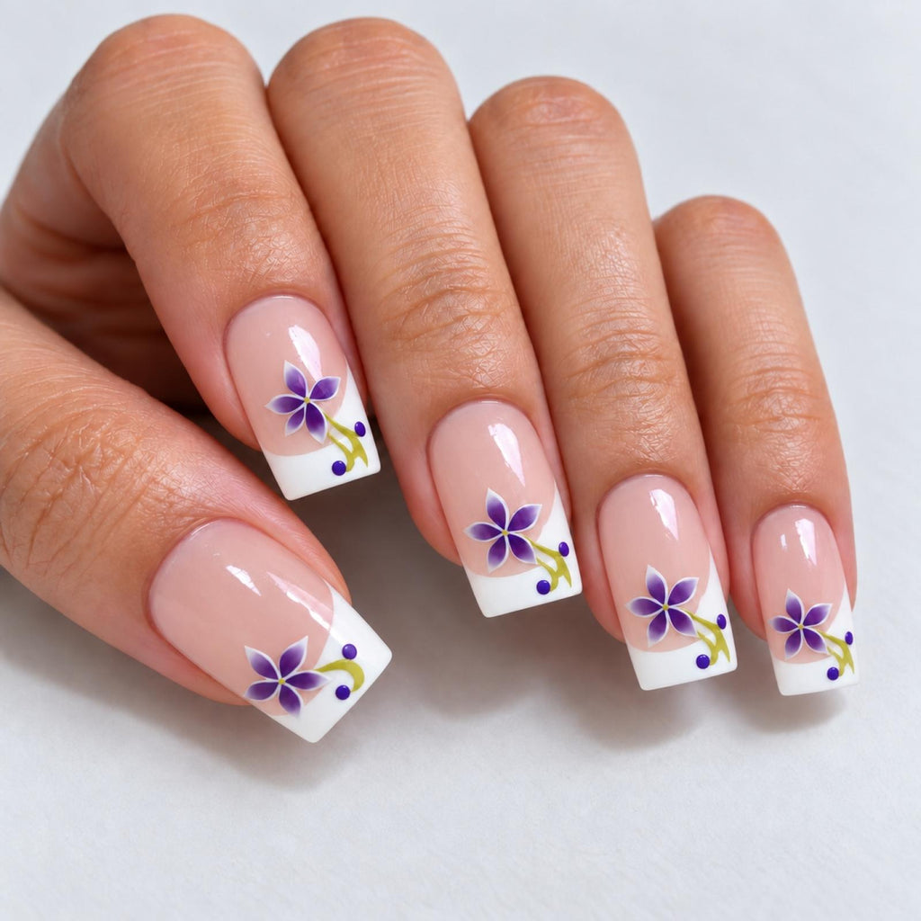 Faux ongles nacrés à fleurs violettes et courbes dorées - vue 4