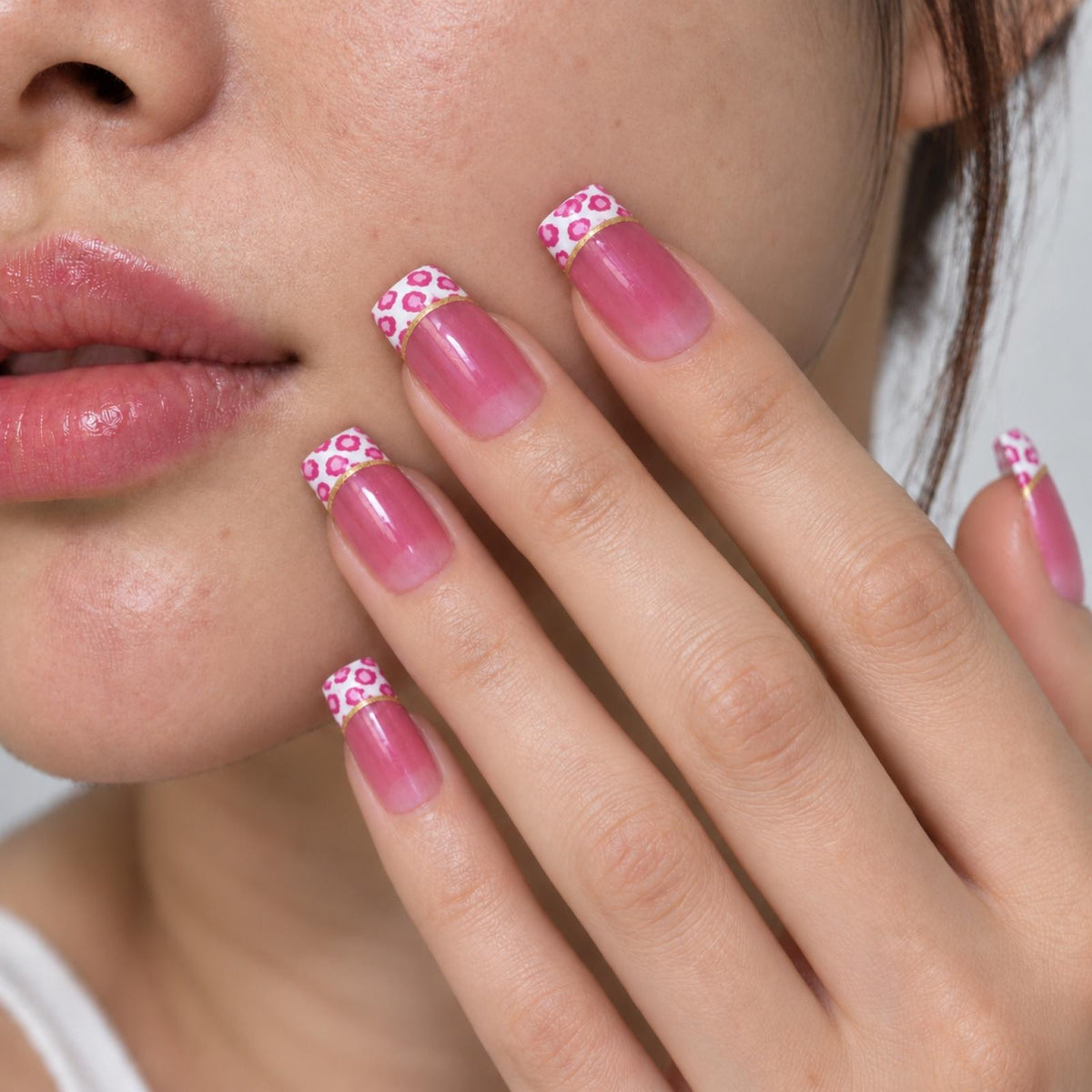 Faux ongles roses à bord léopard contrastant - vue 3