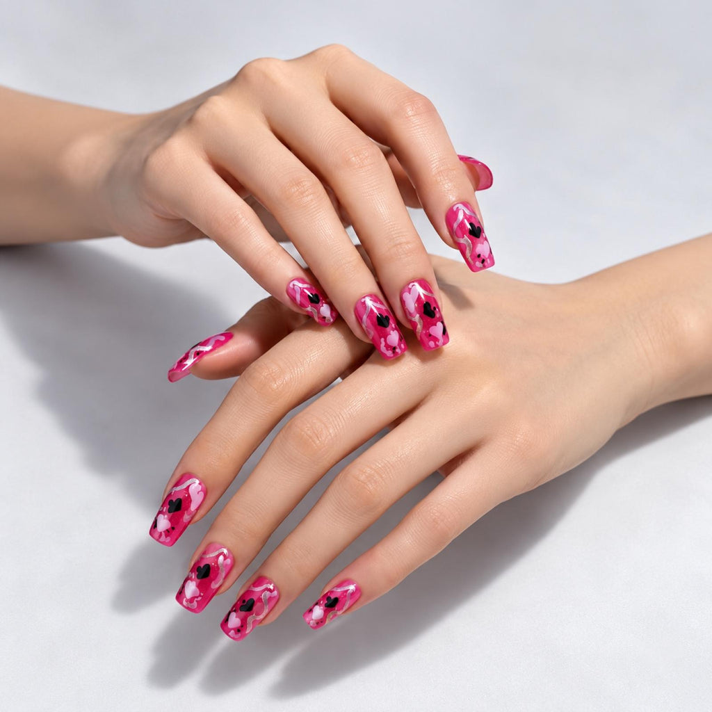 Faux ongles roses à cœurs et courbes scintillantes