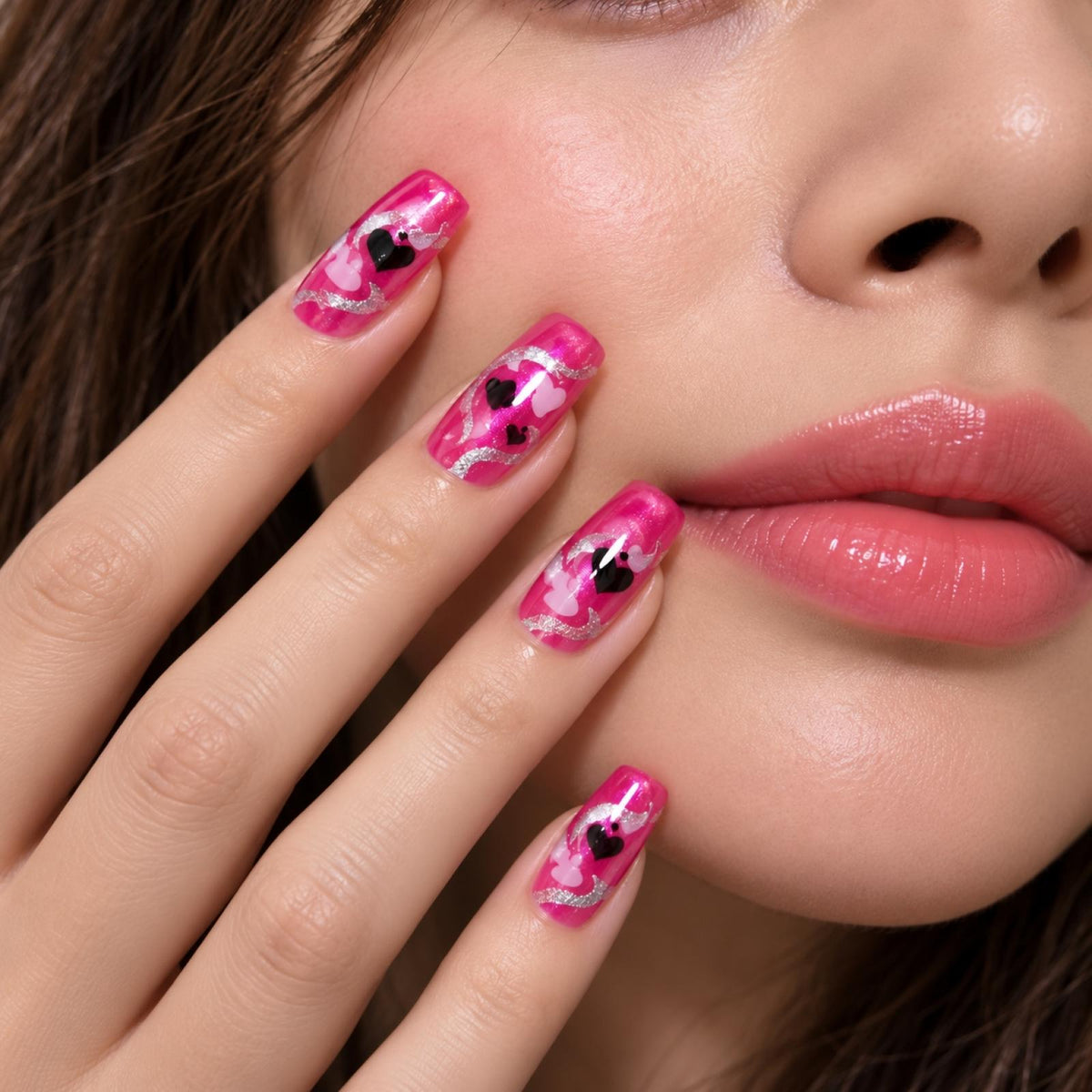 Faux ongles roses à cœurs et courbes scintillantes - vue 4