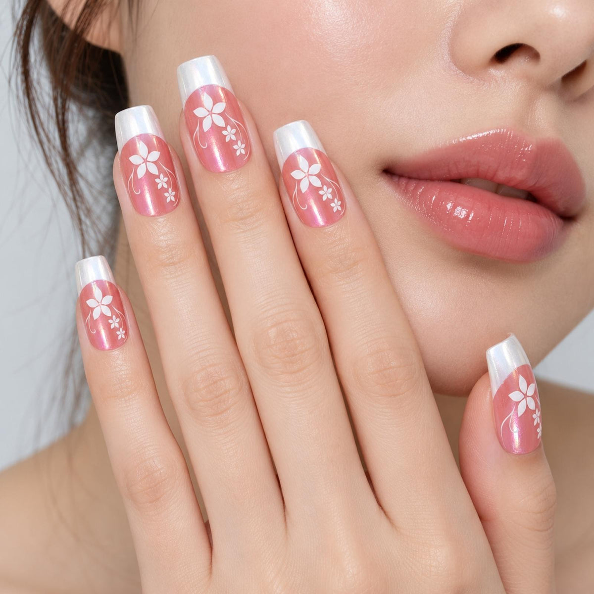 Faux ongles roses à fleurs dessinées et arabesques