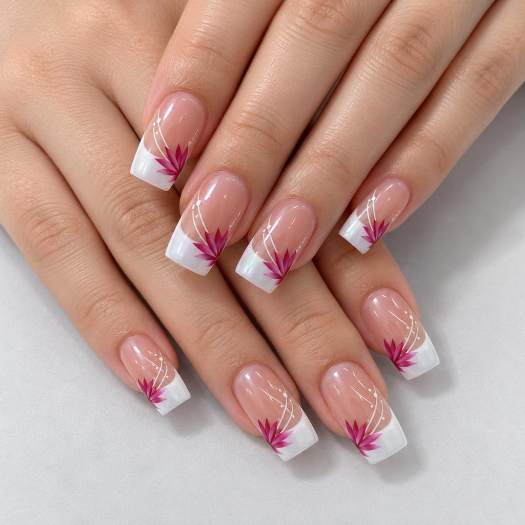 Faux ongles roses à fleurs et lignes blanches