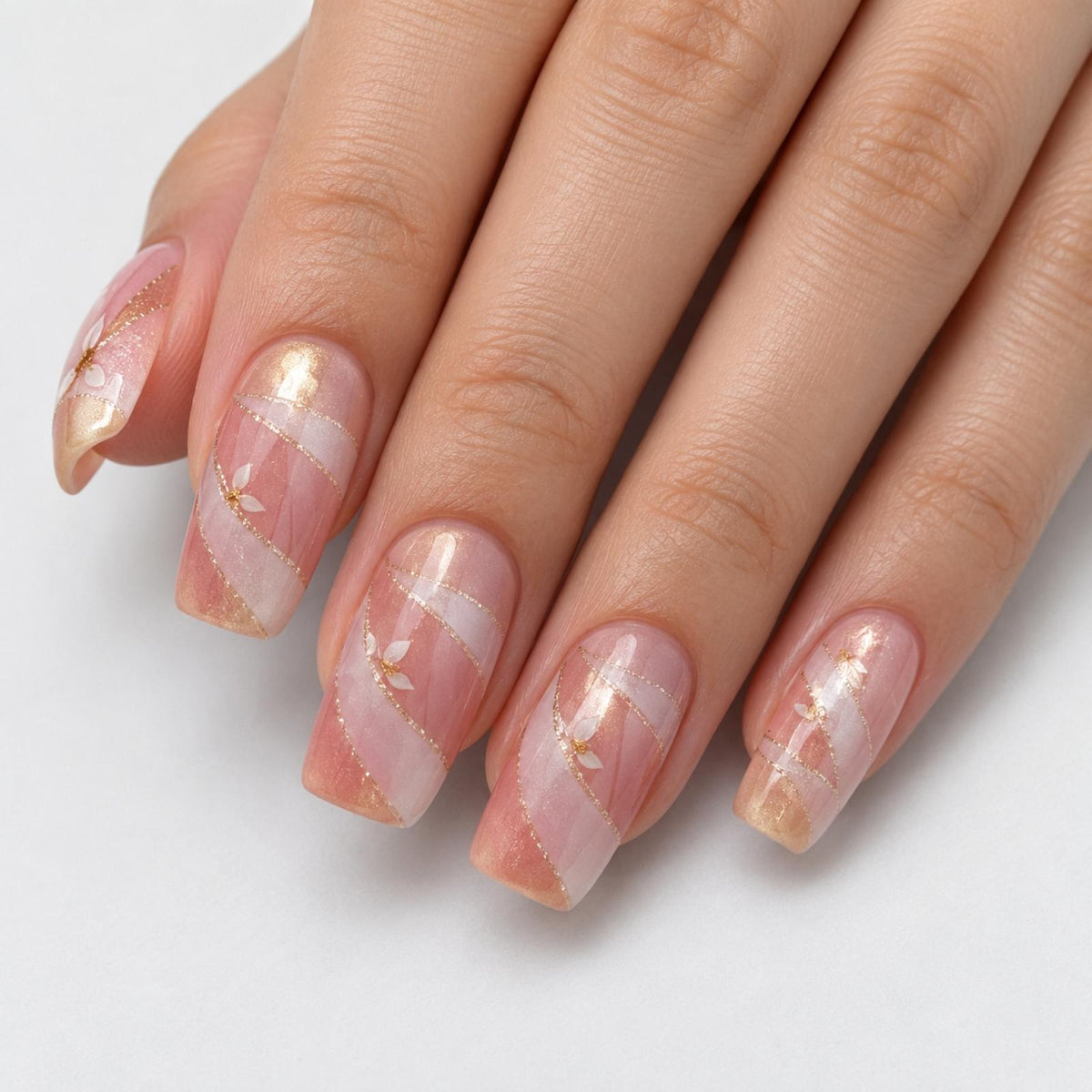 Faux ongles roses à rubans blancs et touches dorées