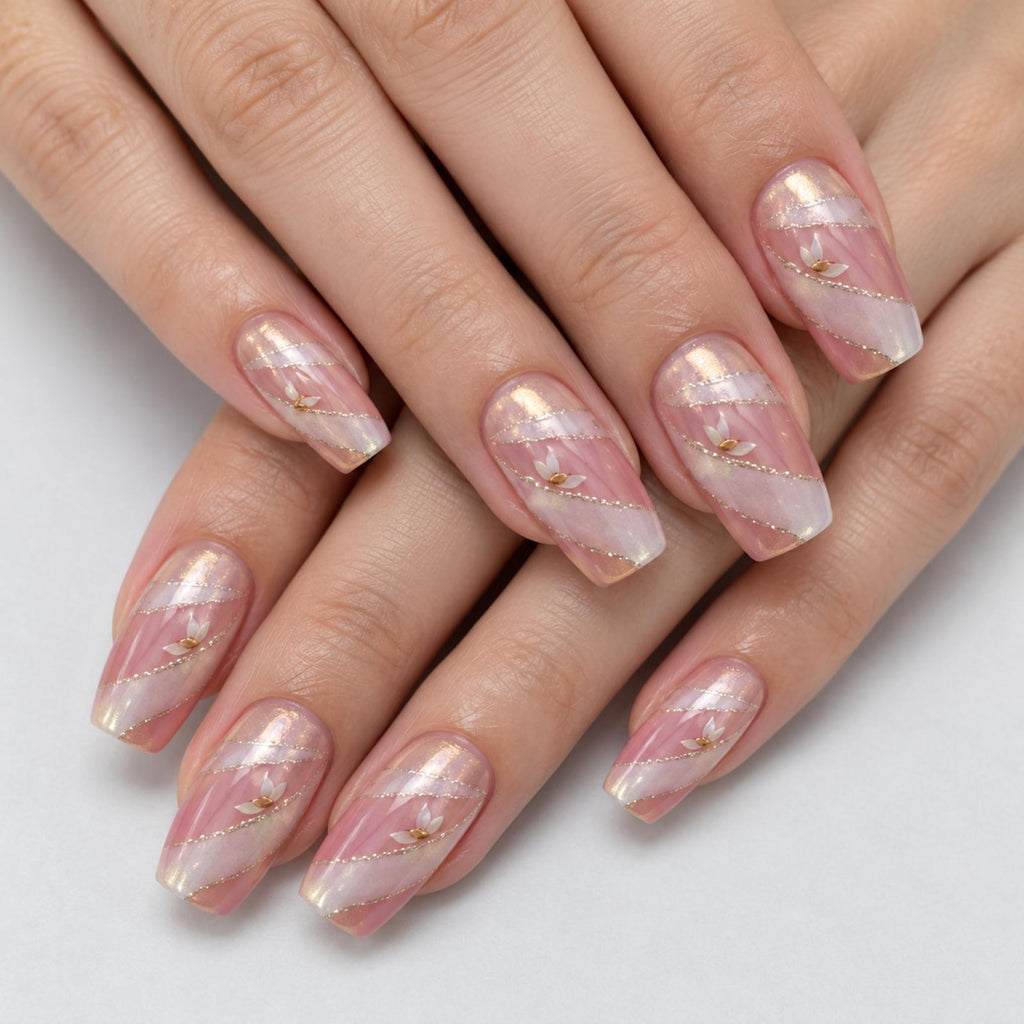 Faux ongles roses à rubans blancs et touches dorées - vue 3