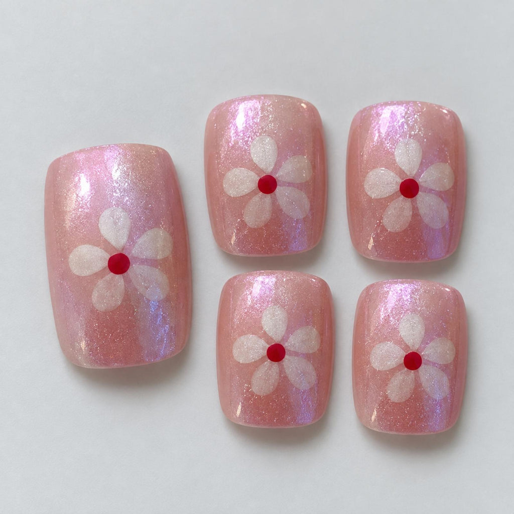 Faux ongles roses nacrés à fleurs blanches cœur rouge