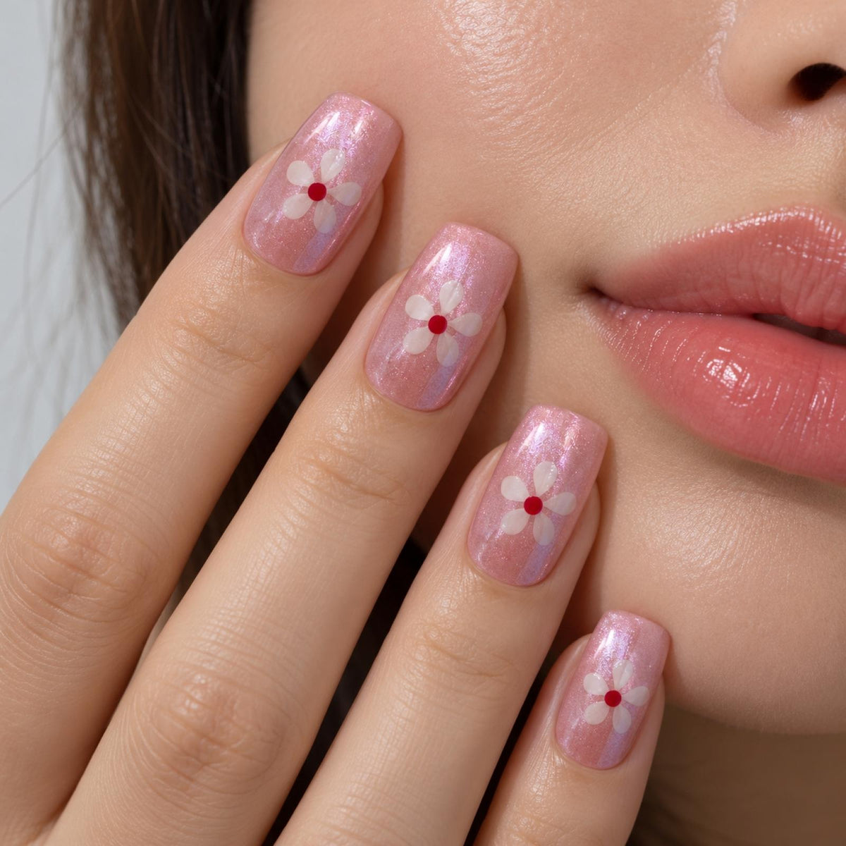 Faux ongles roses nacrés à fleurs blanches cœur rouge - vue 3