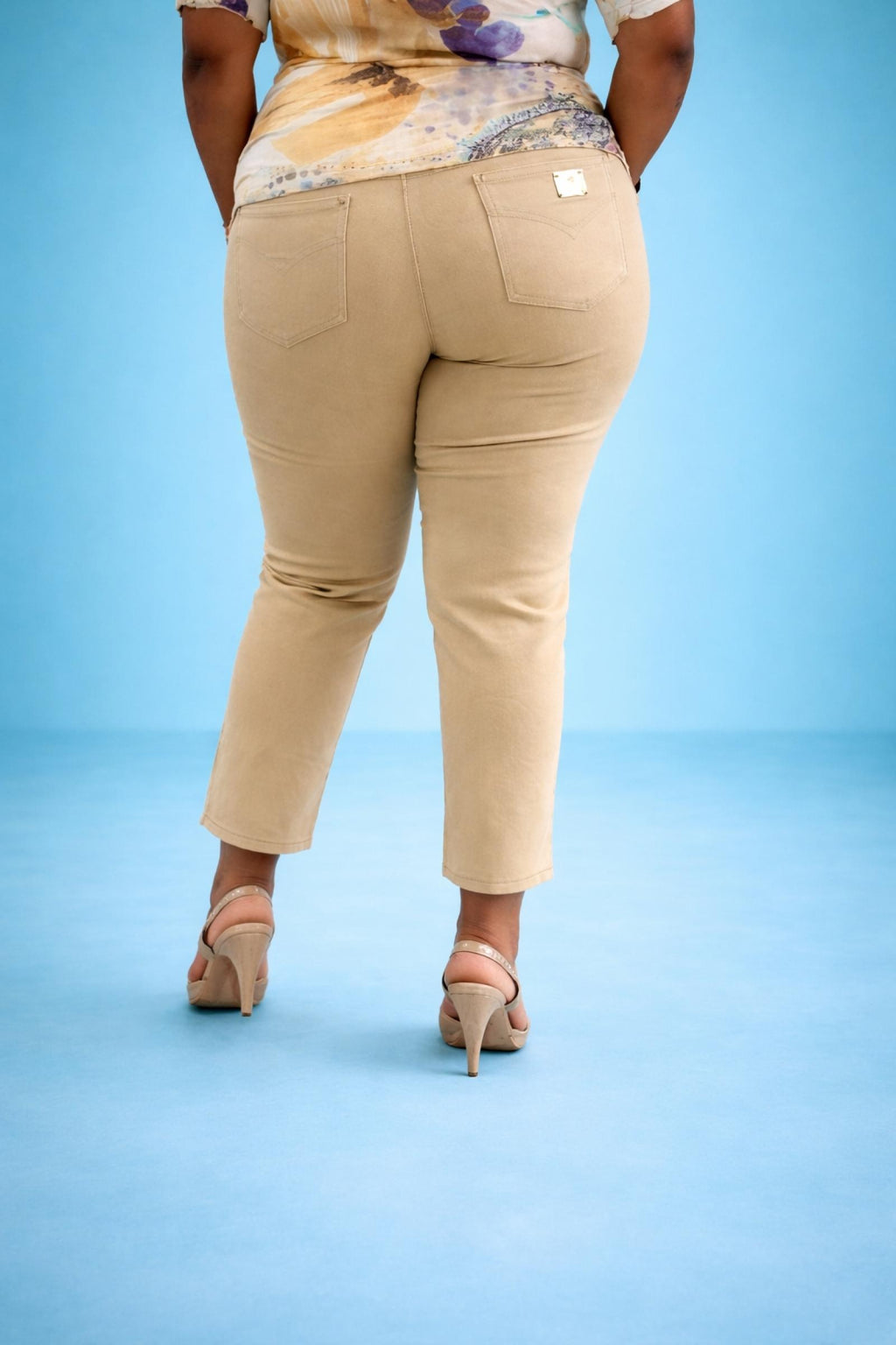 Pantacourt beige coupe ajustée Modèle Manon - vue 3