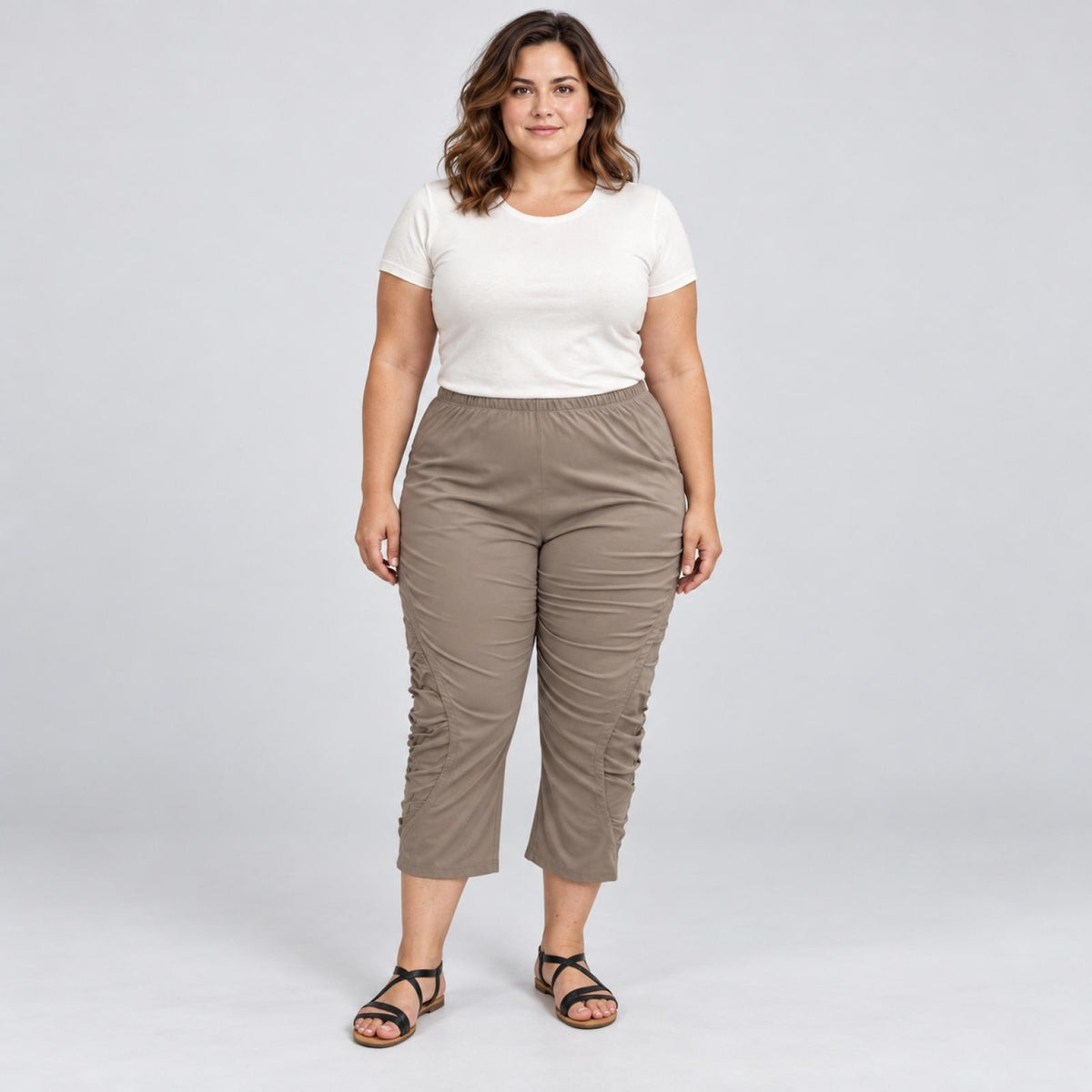 Pantalon 7/8 taupe grande taille à fronces Modèle Phoenix