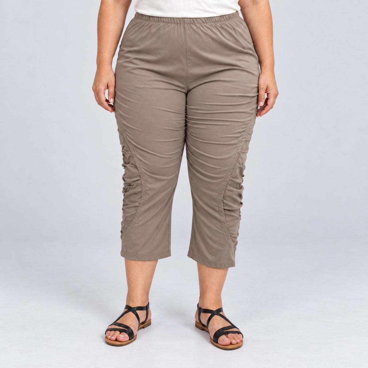 Pantalon 7/8 taupe grande taille à fronces Modèle Phoenix - vue 4