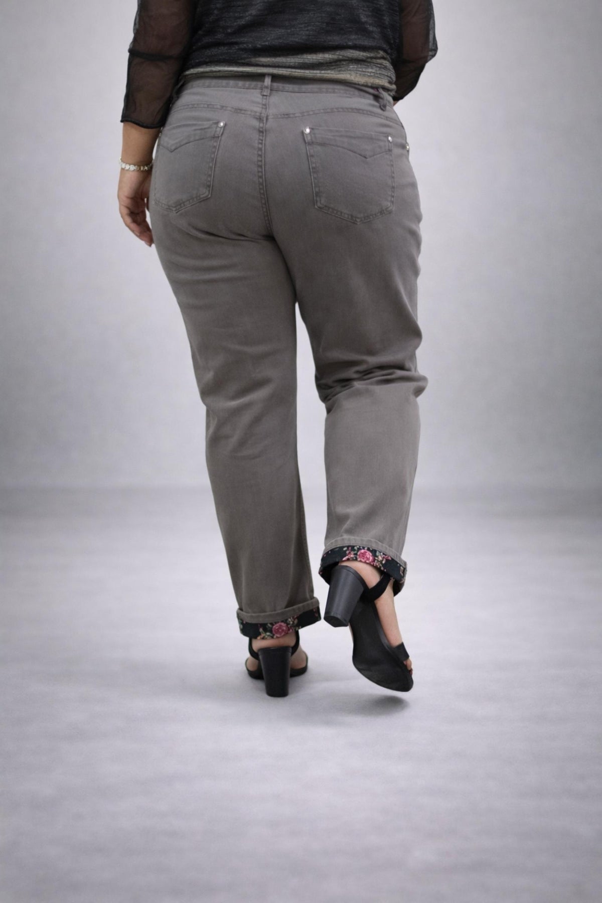 Pantalon femme grande taille gris à revers fleuris – Florida - Santa Mode - vue 2